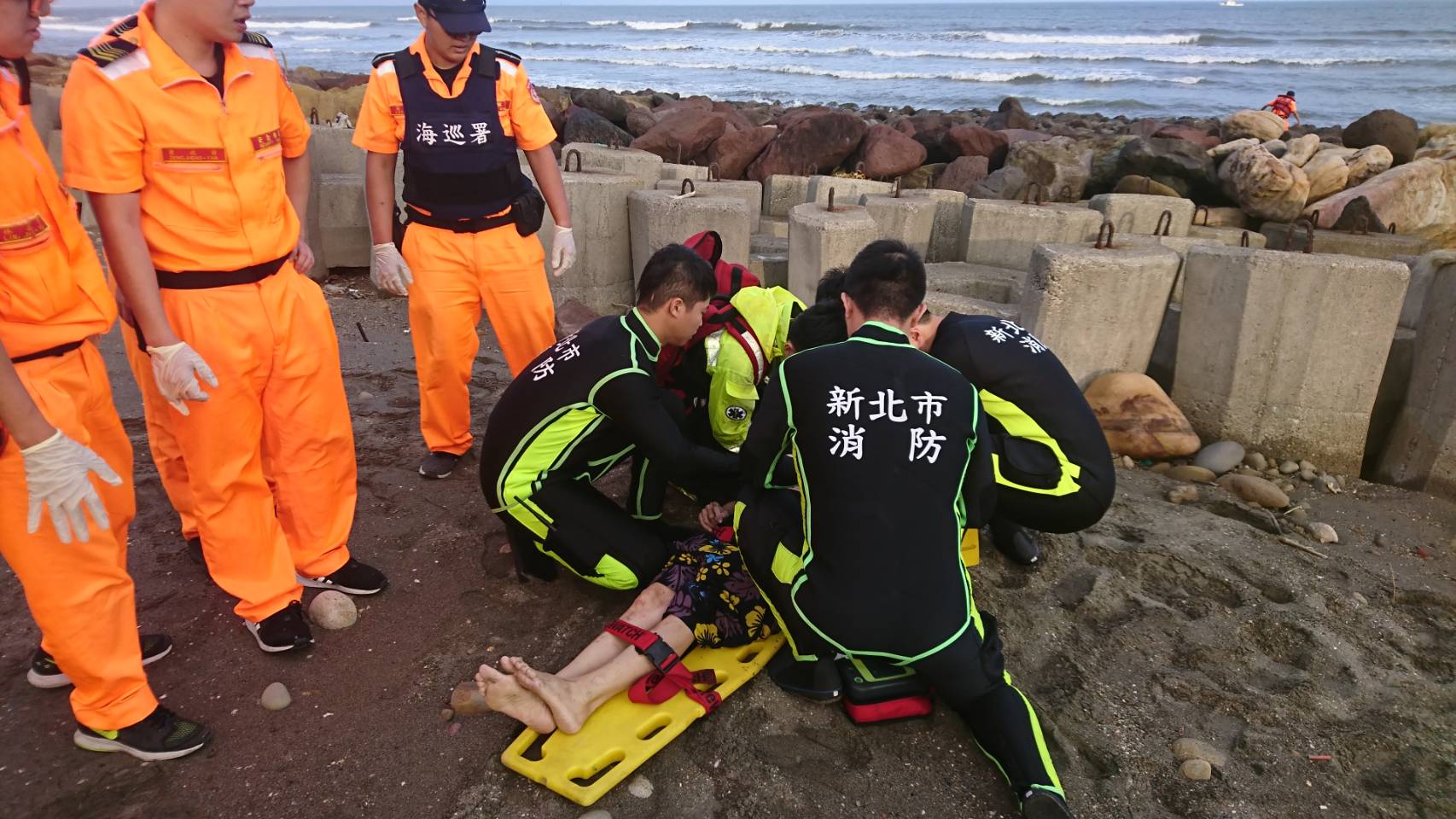 陳姓男子和曾姓、蔡姓女子酒後划船出海，結果遭大浪打翻船，造成成1死1命危。（翻攝畫面）