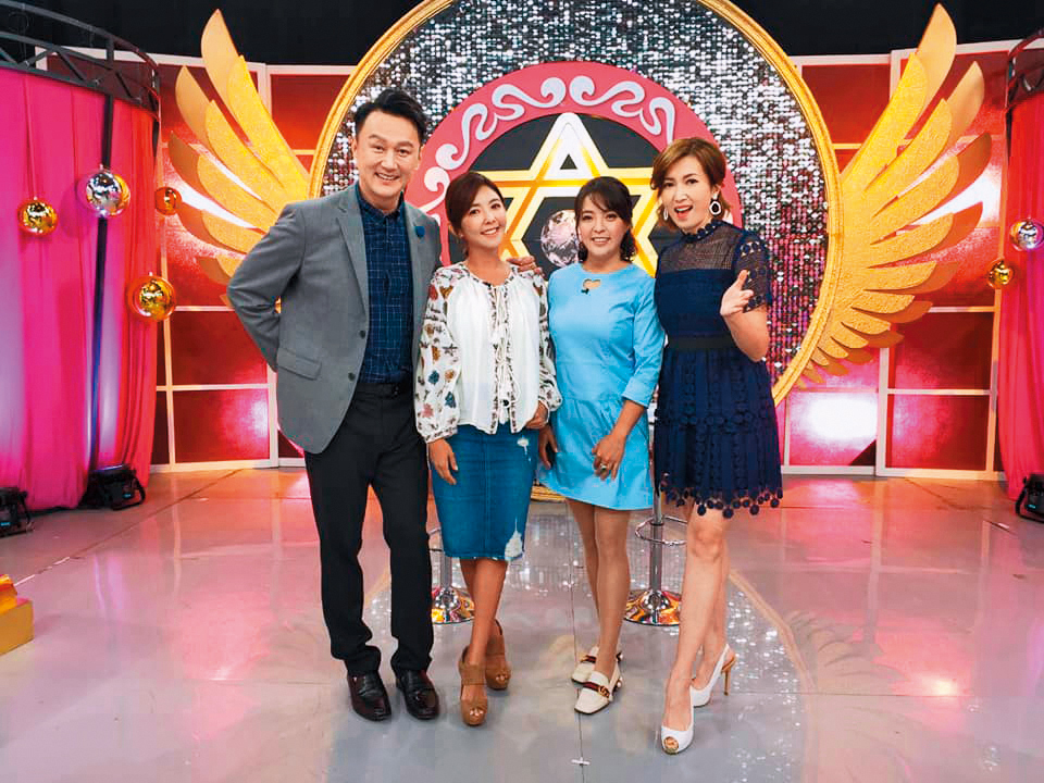 宣宣（右2）轉型通告咖，前陣子在節目自曝已經祕婚，還分享甜蜜日常。（翻攝自宣宣臉書）