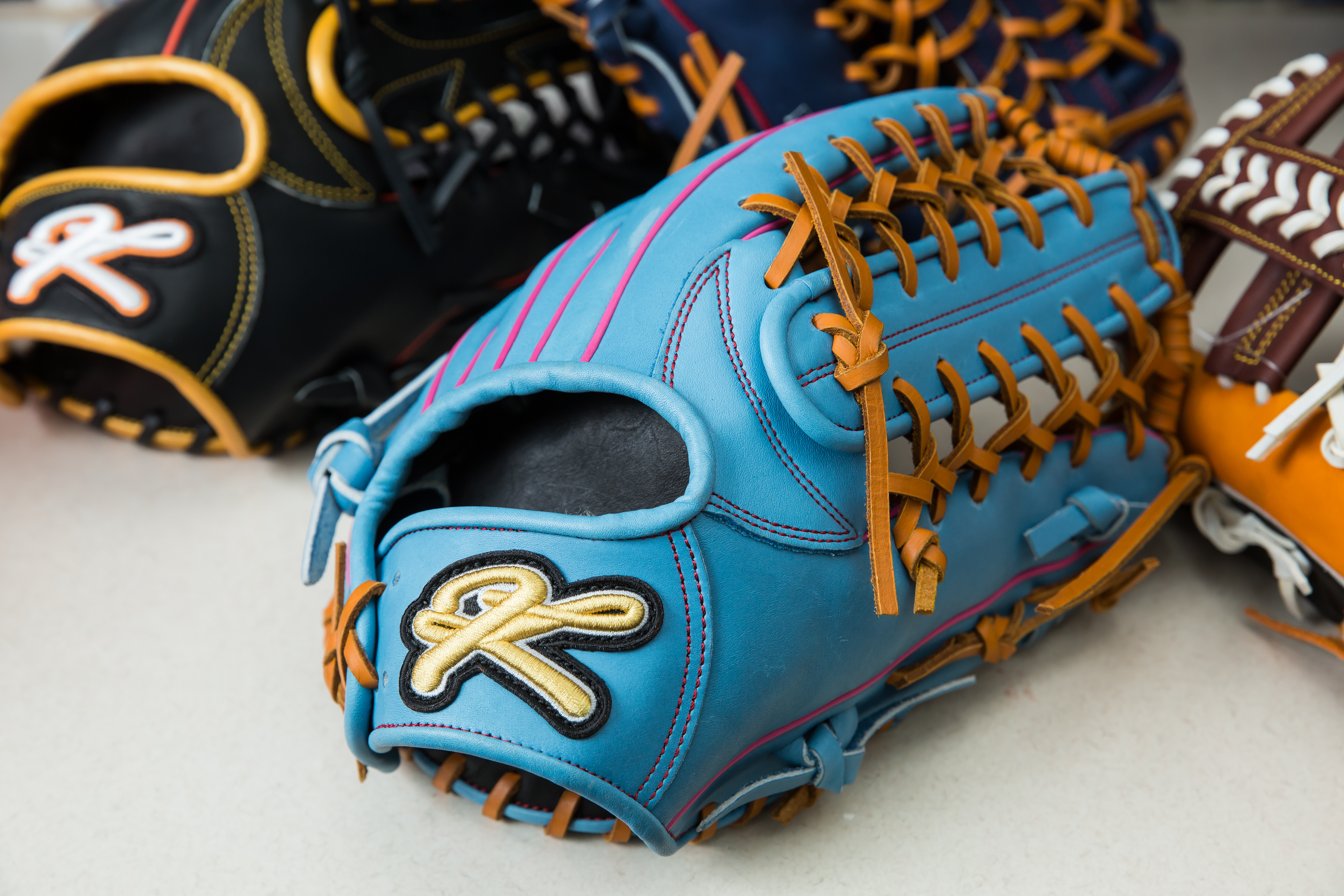 蘇文得轉型做高級的棒球手套，經過15道手工工序，每一個都像藝術品。