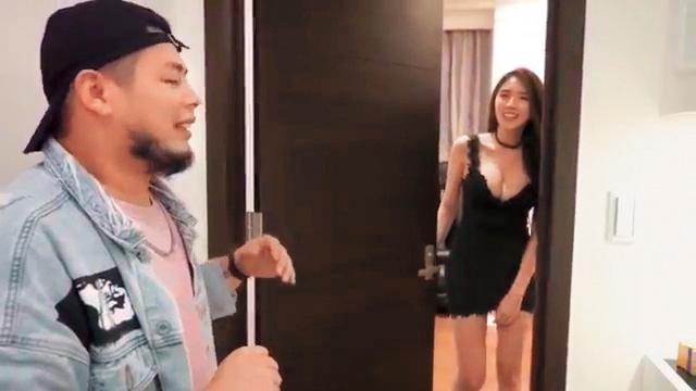 翁子涵的火辣身材超吸睛,連網紅登門拜訪時,她也不忘換上性感衣物。 (翻攝自在不瘋狂就等死YouTube)