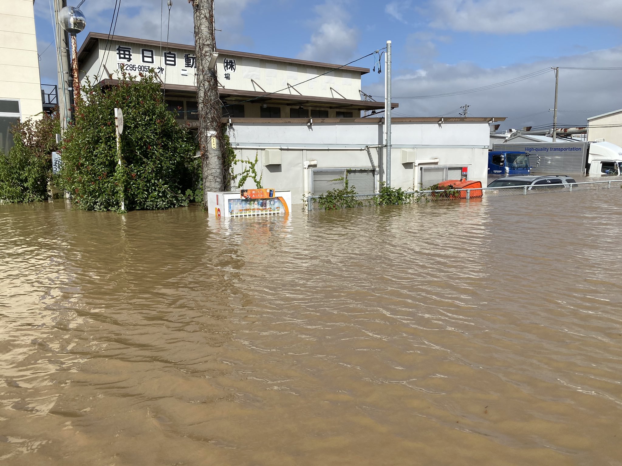 長野縣一處水淹到販賣機只看得到最上一排。（翻攝自推特）