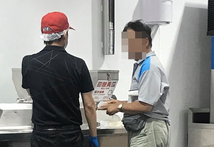 阿伯猛拿洋蔥遭好市多員工勸阻。（翻攝自爆廢公社公開版臉書）