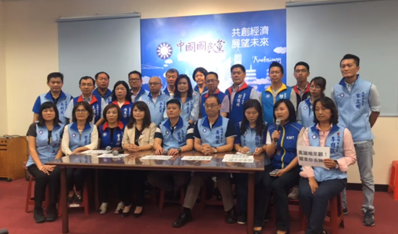 議員陳麗娜（手持麥克風）呼籲蔡英文總統，應比照韓市長的相同標準，請假投入2020選戰。（翻攝自國民黨臉書）