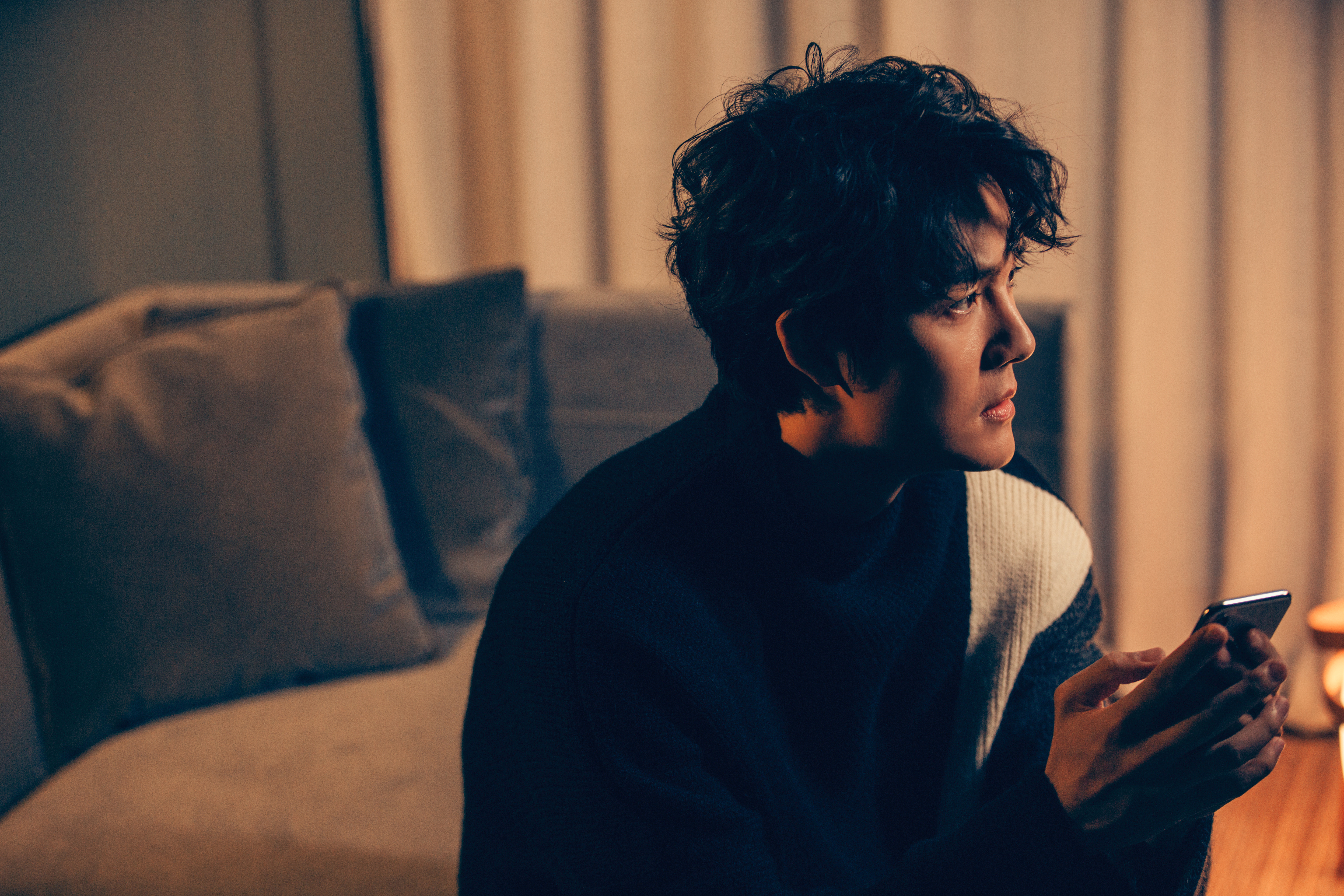 出道20年的吳克群，打破音樂的框架，將推出一部社會影音小說《你說 我聽著呢》。（何樂音樂提供）