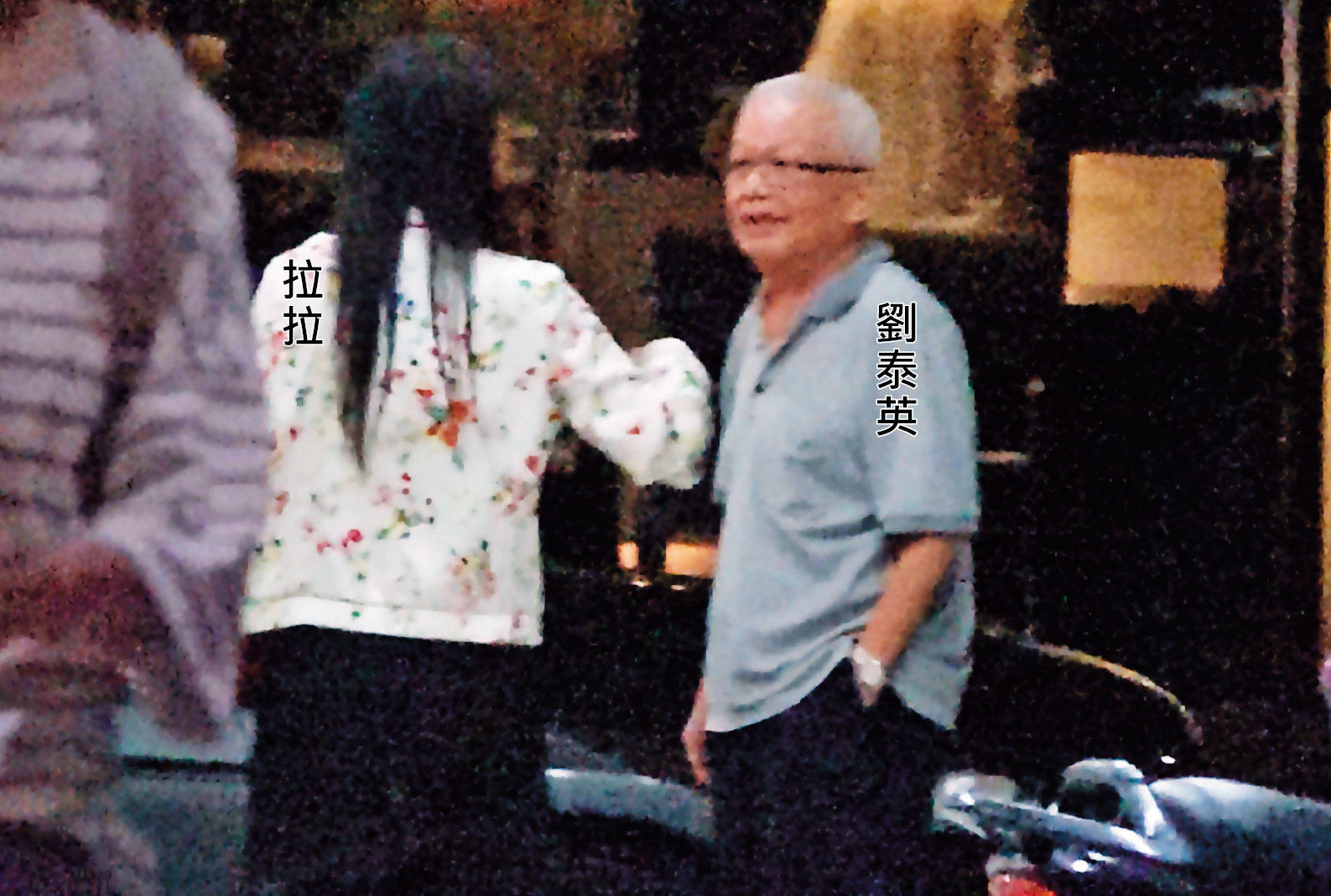 20 : 56　劉泰英與拉拉一同到住家附近的便利商店前，2人有說有笑。