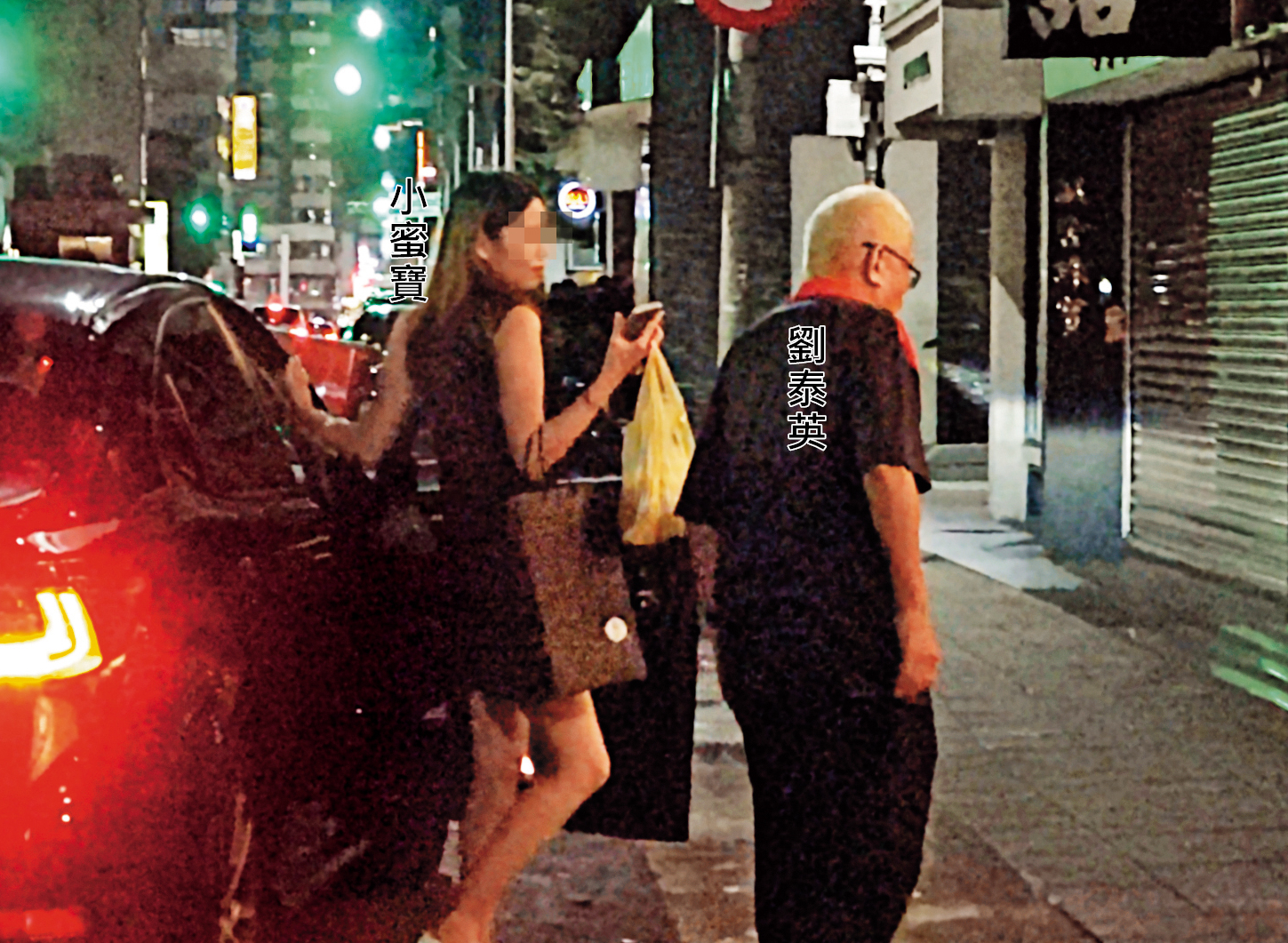 09/14  21 : 41　本刊9月14日直擊，劉泰英搭LEXUS名車與乾孫女小蜜寶一同回到住處樓下，劉上樓換衣。