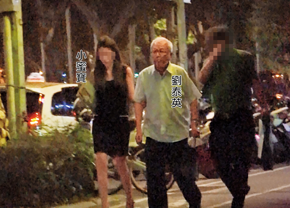 2017/09/27 19:58 「小蜜寶」長髮貌美，2年前本刊就曾直擊，陪劉泰英漫步北市仁愛路。