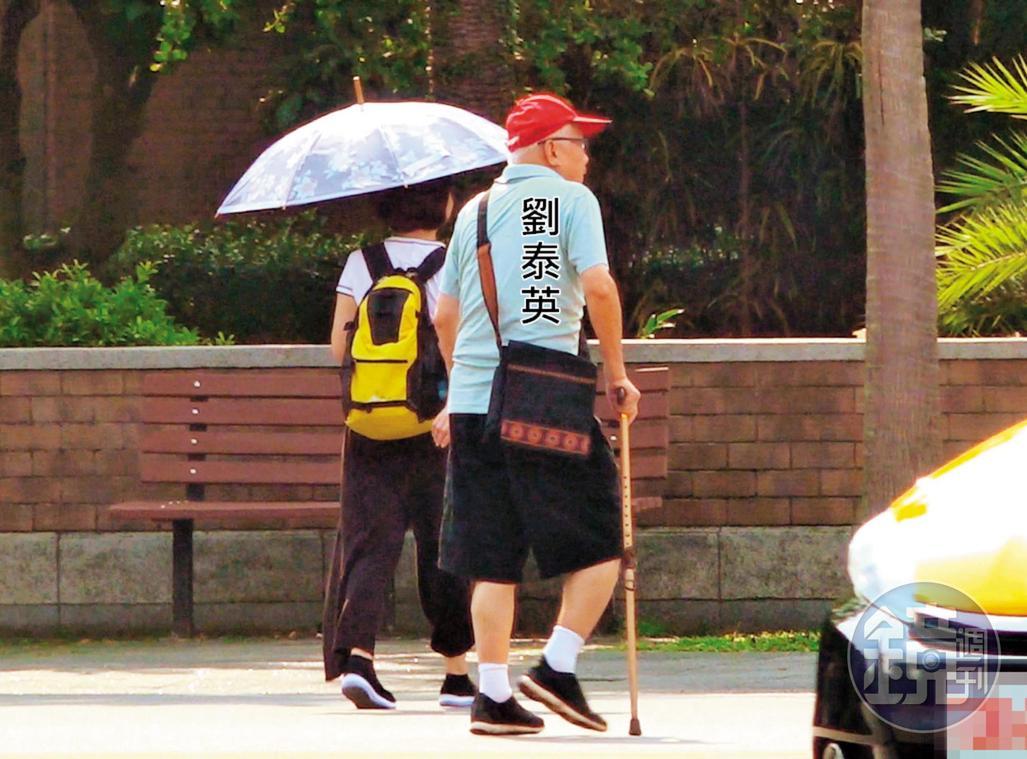 08 : 57　劉泰英與明璇2人保持距離、一前一後前往台灣大學農業試驗所。