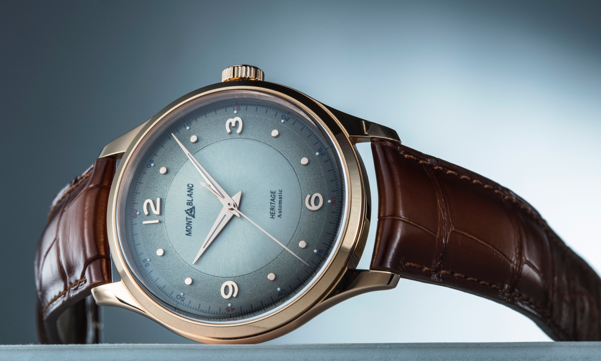 MONTBLANC Heritage Automatic傳承系列自動腕錶，此錶款以1940及1950年代的Minerva經典腕錶為啟發，設計線條簡潔俐落，更具現代風格。同時擁有貴金屬、煙燻或鮭魚色面盤。更利用不同的設計語言，與系出同源的1858系列做出明顯區隔。 功能：時、分、秒指示；自動上鏈機芯；定價約NT$276,000（18K玫瑰金款）；NT$75,100（精鋼款）。