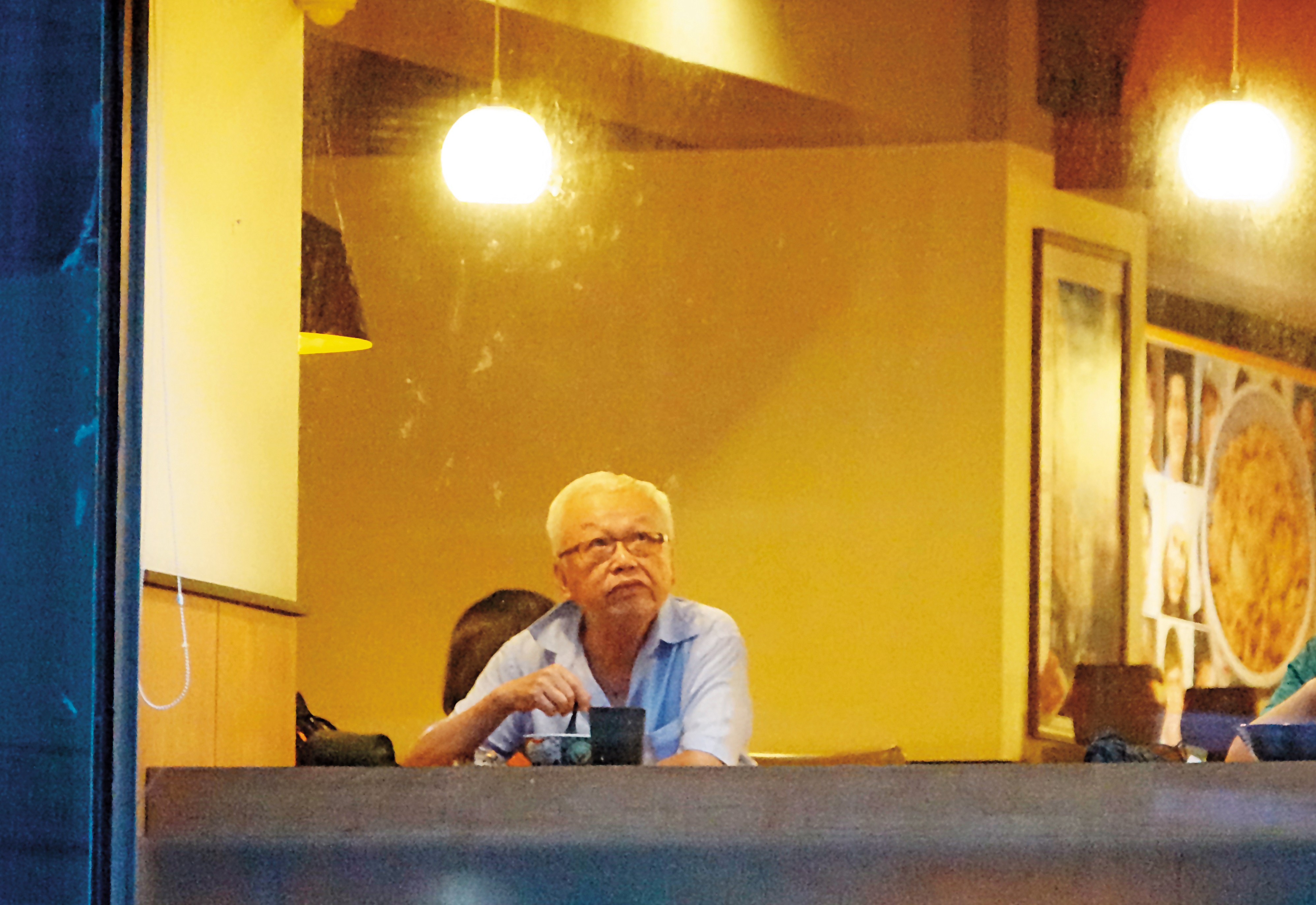 參拜後,劉泰英獨自走路去吉野家,用餐時眼神空洞,不時望向遠方。