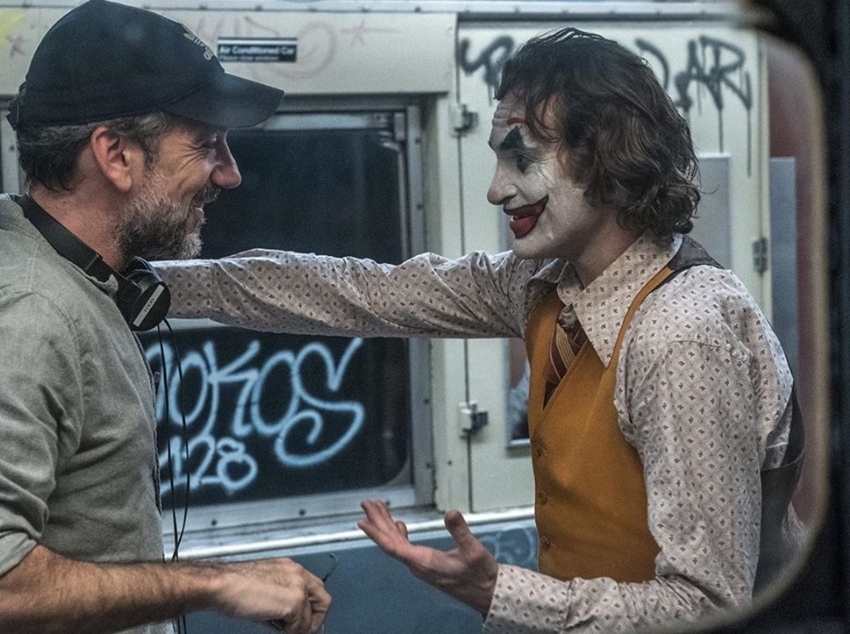 《小丑》導演陶德菲立普（左）與男主角瓦昆菲尼克斯，在拍戲現場其實玩得很開心。（華納兄弟提供）