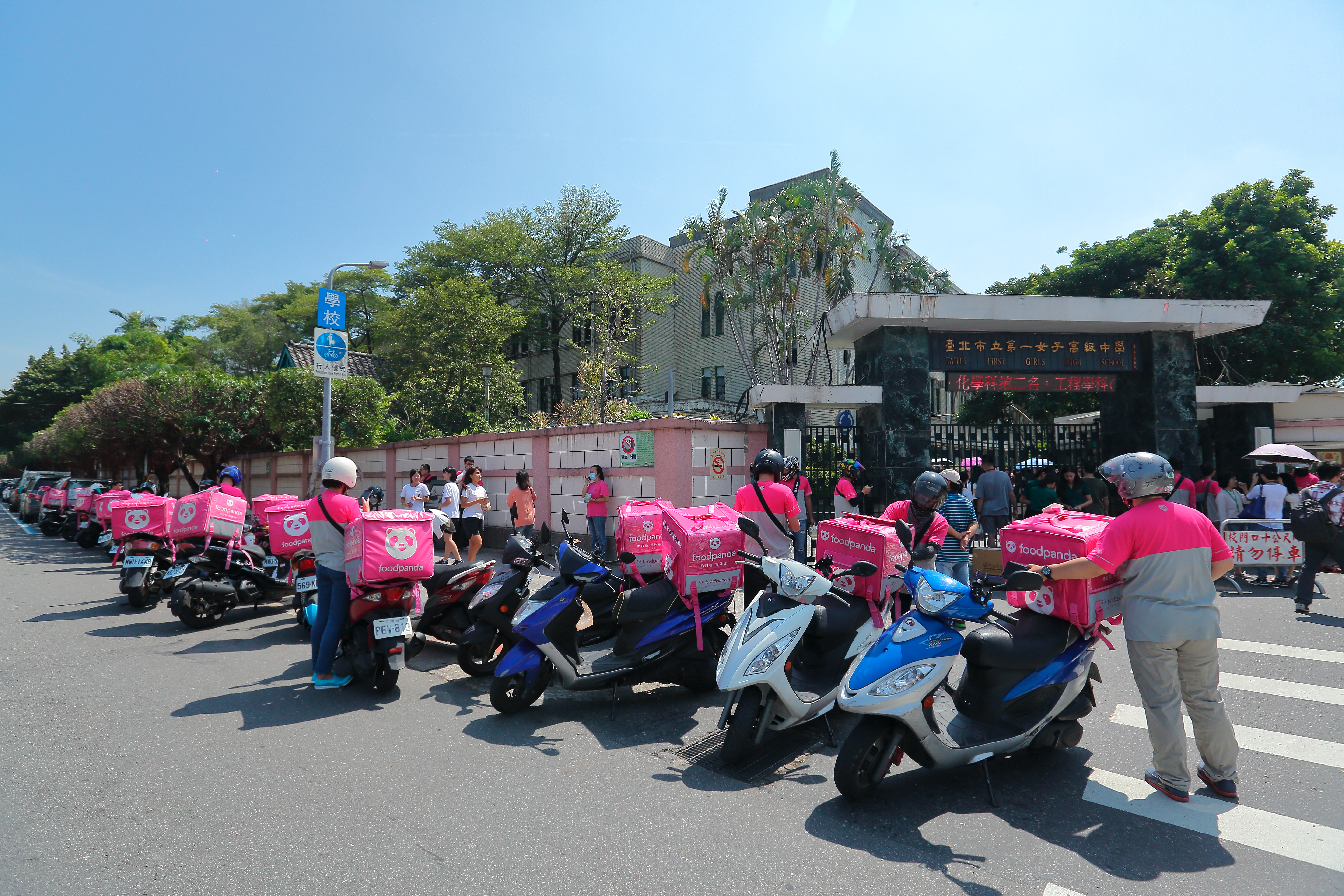現在每逢中午吃飯時段，台北市北一女門口總是擠滿大批美食外送員。