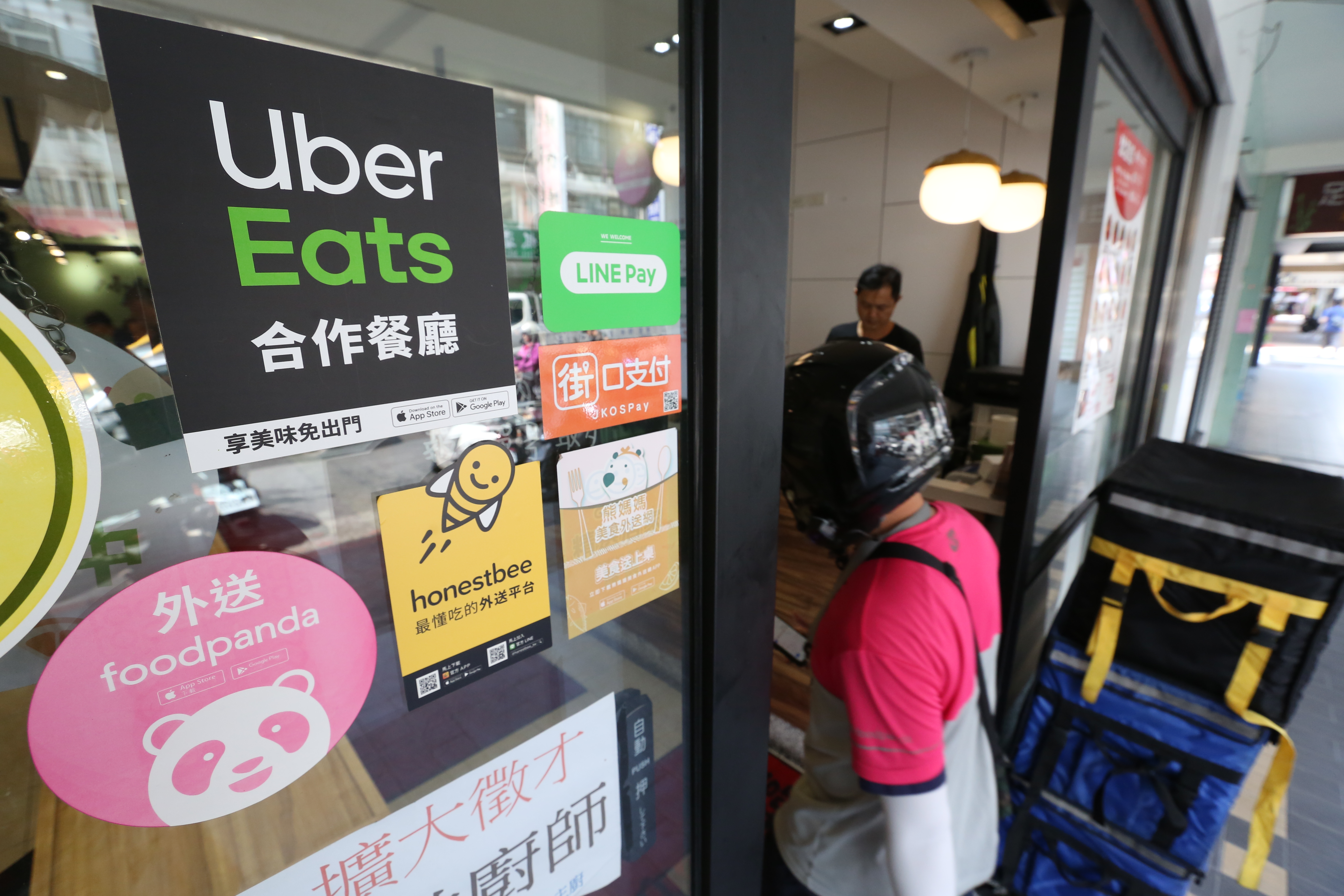 新北一名外送員有4名家人確診，在停止跑單前有3天足跡都在新北。（示意圖，本刊資料照）