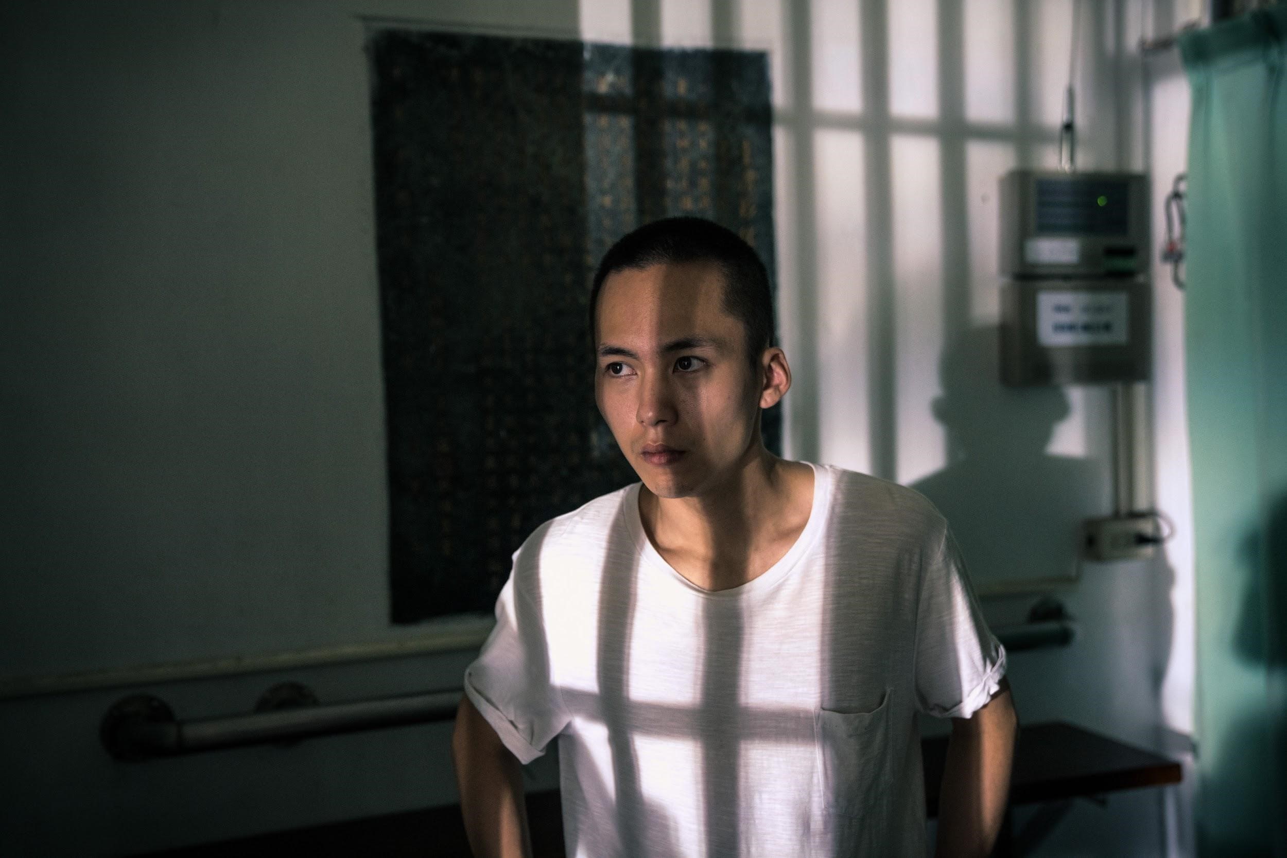 《陽光普照》中的巫建和即將離開少年輔育院時，同學們以一曲〈花心〉送他。（甲上提供）