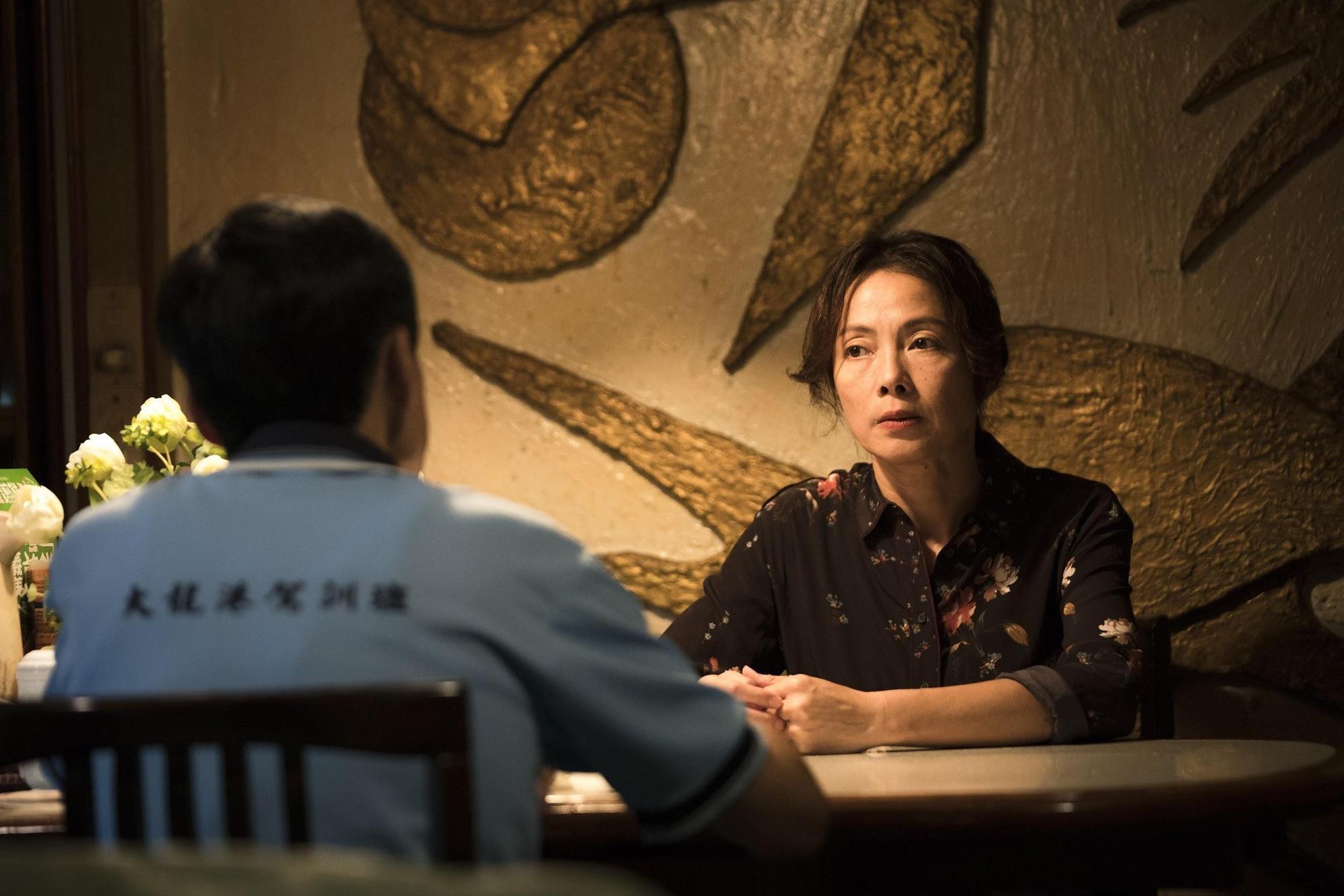 《陽光普照》裡陳以文(左)與柯淑勤(右)家客廳的木頭浮雕是原本就有的,但室內陳設與細節多由電影美術重新打造。(甲上提供)