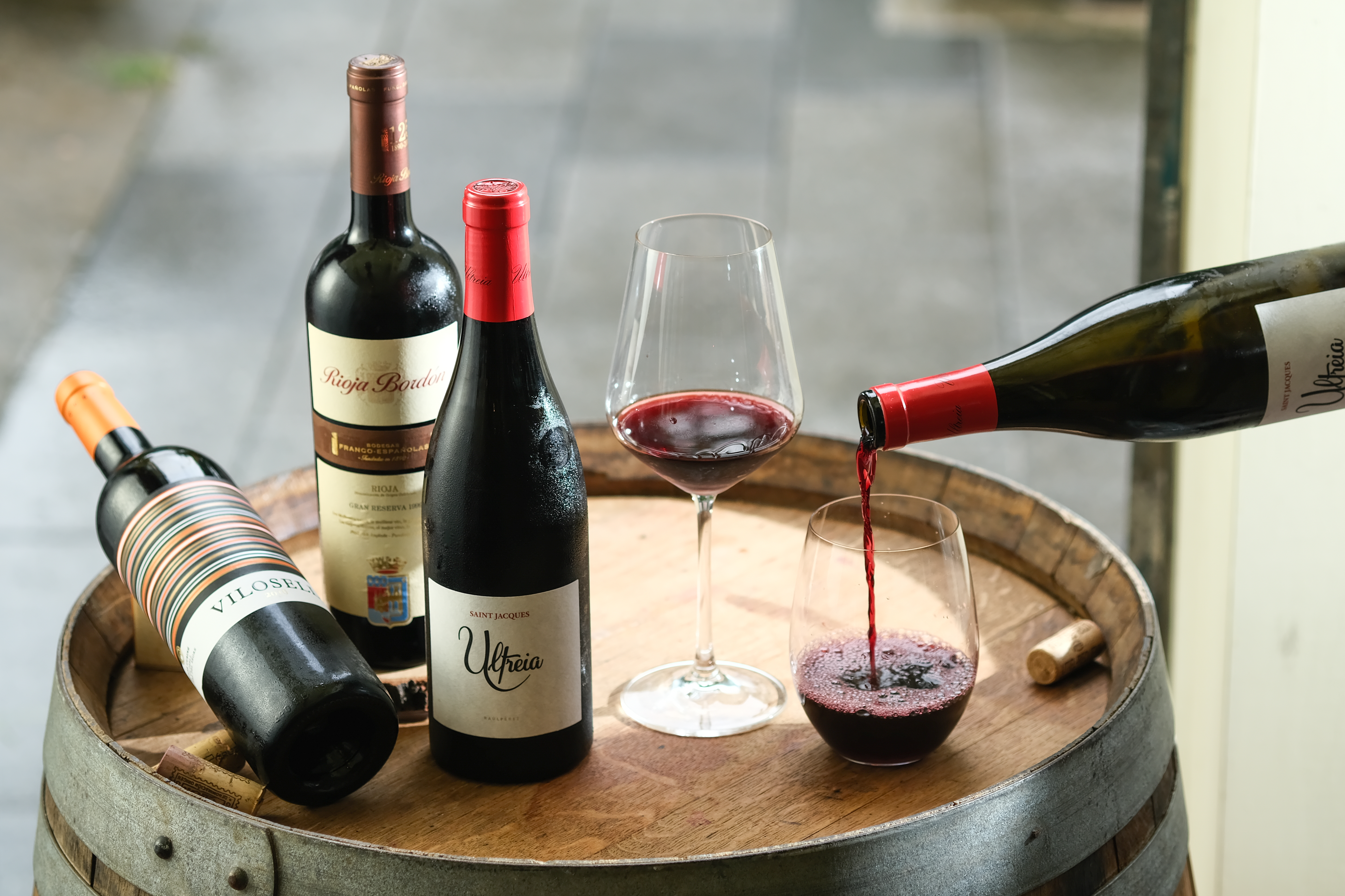 清新有果香味的「 Ultreia Saint Jacques 2017」(右起,880元/瓶);珍稀20年老酒「Rioja Bordon Gran Reserva 1999」(1,500元/瓶)有苺果乾和乾燥花香;和有巧克力、胡椒味的混釀紅酒「Tomas Cusine Vilosell 2016」(900元/瓶)。