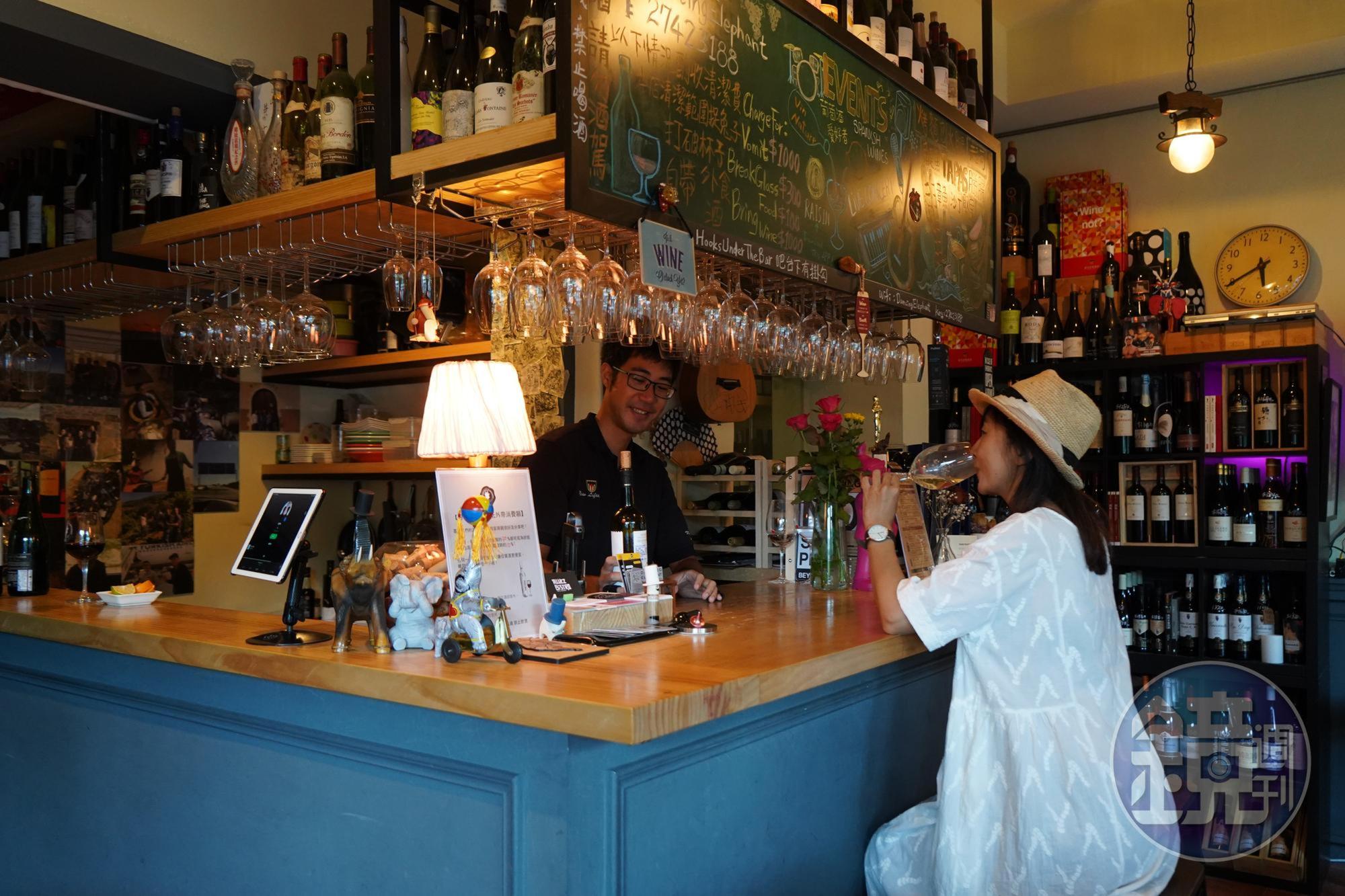 「Dancing Elephant Wine Shop 跳舞大象葡萄酒專賣」提供超過250款的單杯紅白酒試飲。