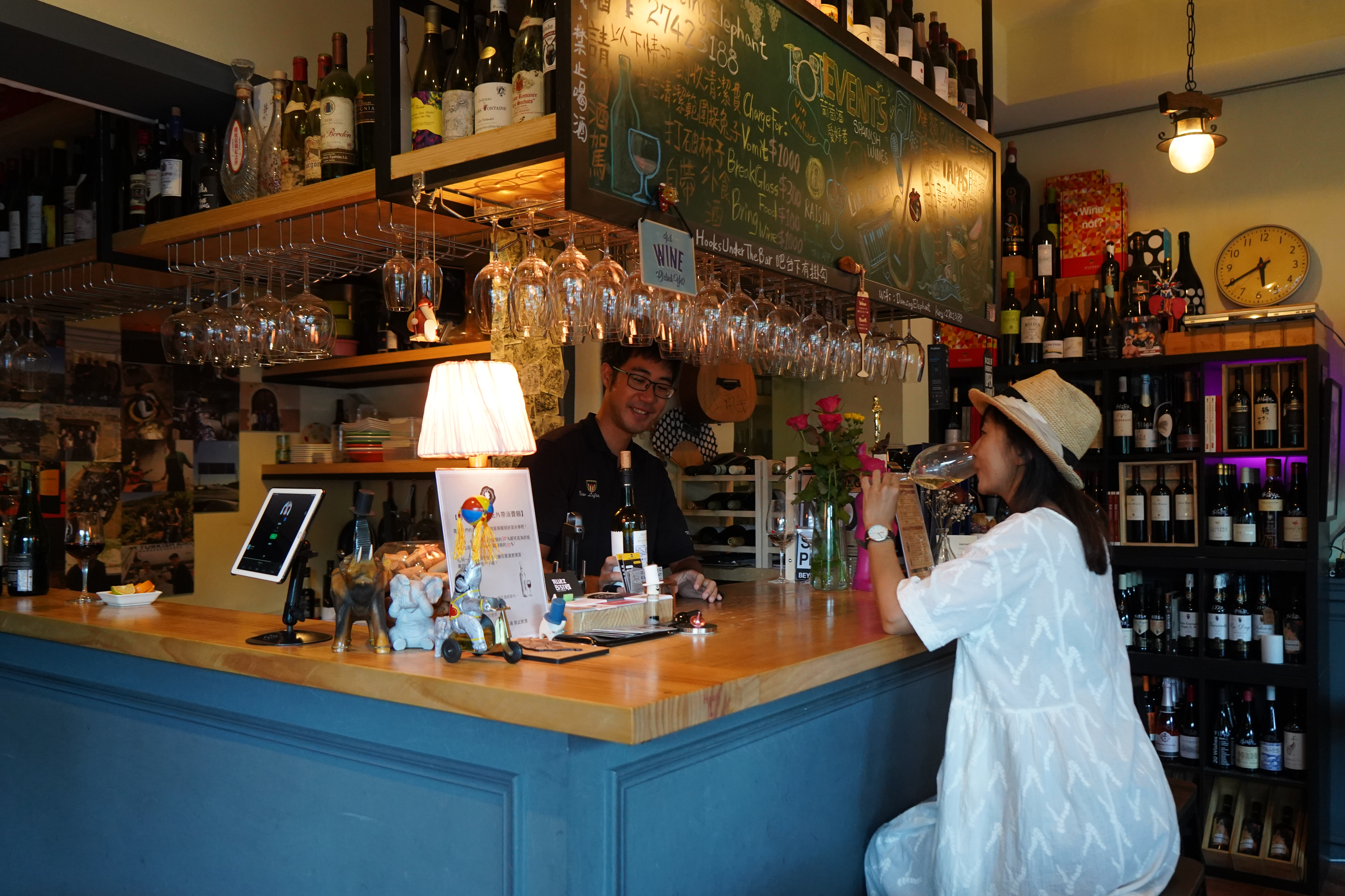 「Dancing Elephant Wine Shop 跳舞大象葡萄酒專賣」提供超過250款的單杯紅白酒試飲。