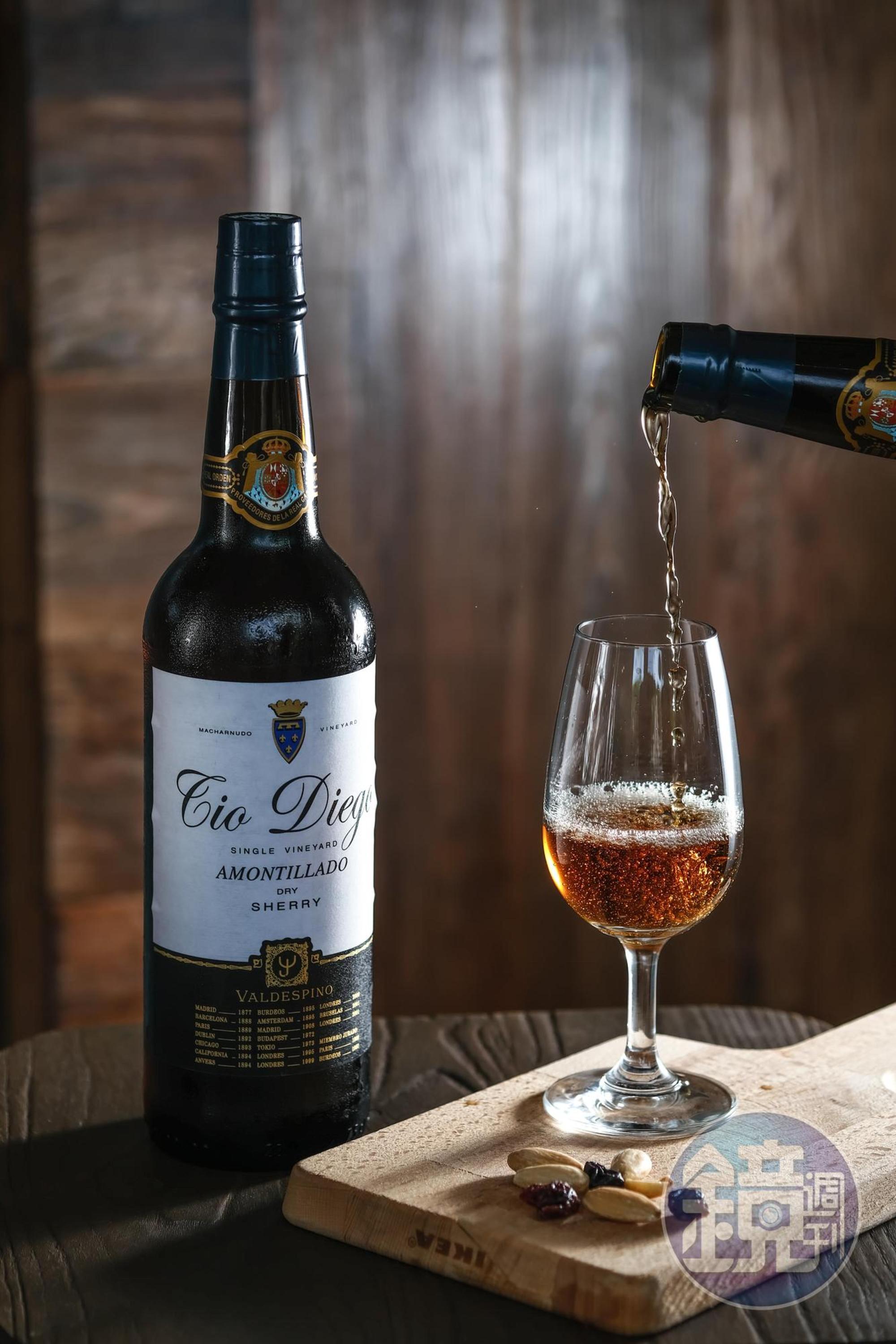 放在橡木桶成年的雪莉酒「Valdespino Tio Diego Amontillado」有木質調與堅果香氣,酒體輕巧不濃膩。(1,300元/瓶)