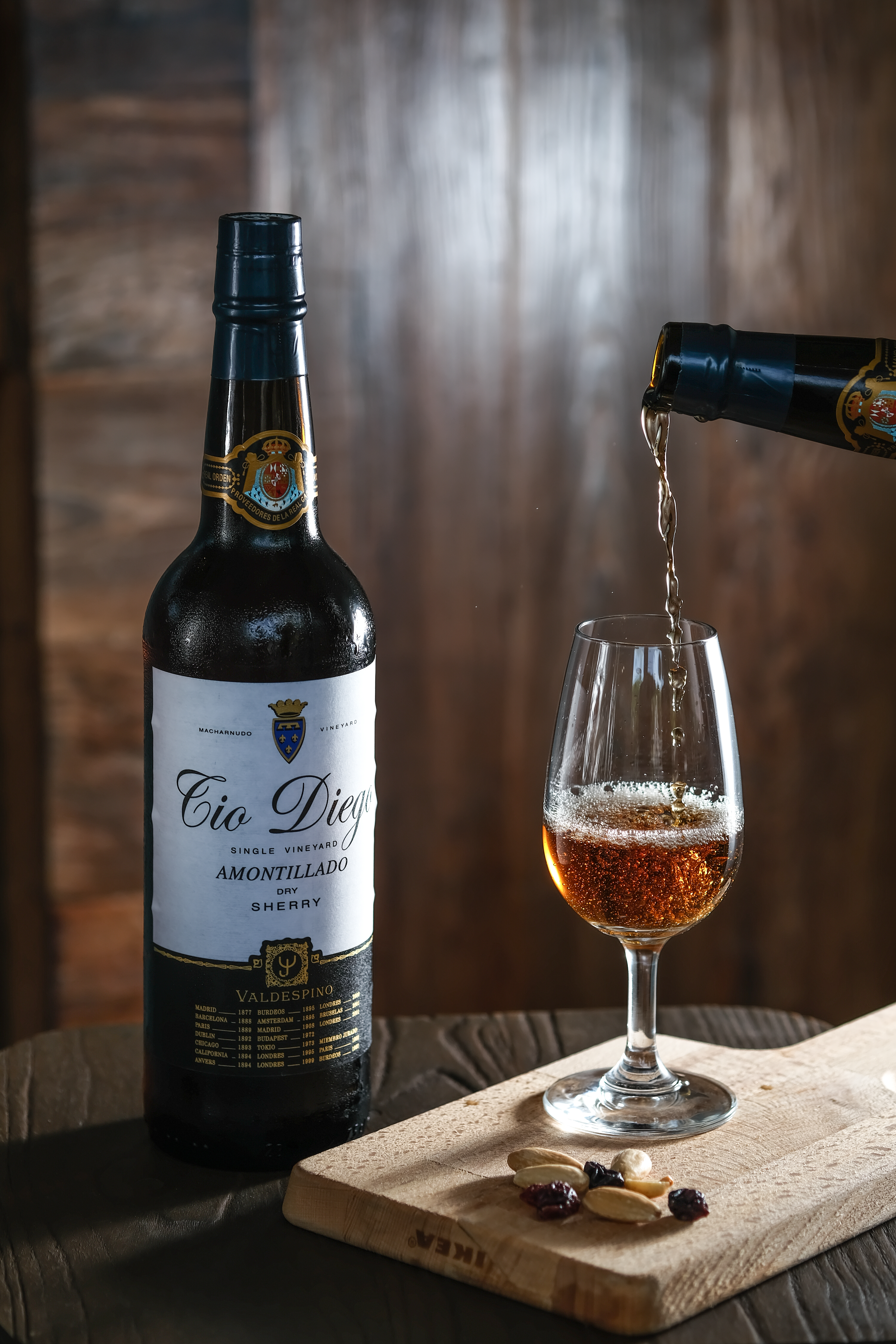 放在橡木桶成年的雪莉酒「Valdespino Tio Diego Amontillado」有木質調與堅果香氣,酒體輕巧不濃膩。(1,300元/瓶)