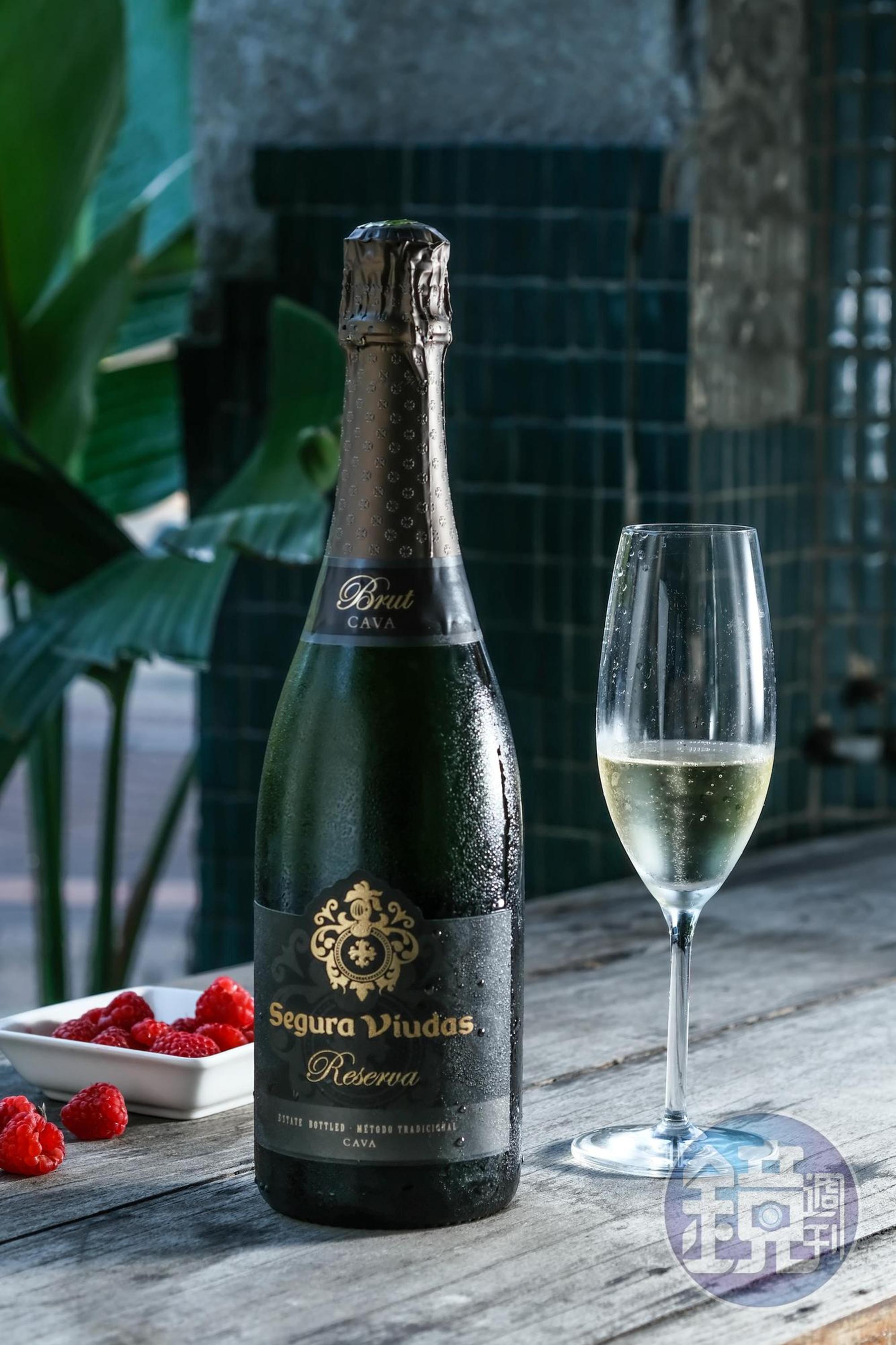 混合多達12座葡萄園及3個品種葡萄的氣泡酒「Segura Viudas Brut」,有熱帶水果、蜂蜜和白花香氣,風味帶酸,複雜多變。(750元/瓶)