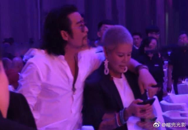 孫興出席友人婚禮與刺青女不是勾肩搭背，耳鬢廝磨。（翻攝帽兜光影微博）