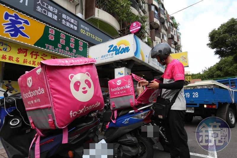 努力拚搏的美食外送員月薪可達10萬元，羨煞不少人但也相當辛苦。
