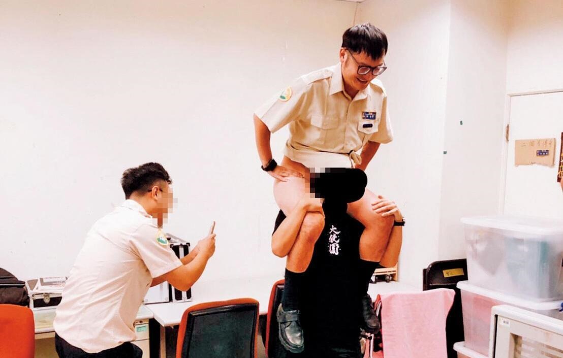 KID（右）在辦公室內，裸臀騎在同袍身上，其他人則起鬨拍照。（讀者提供）