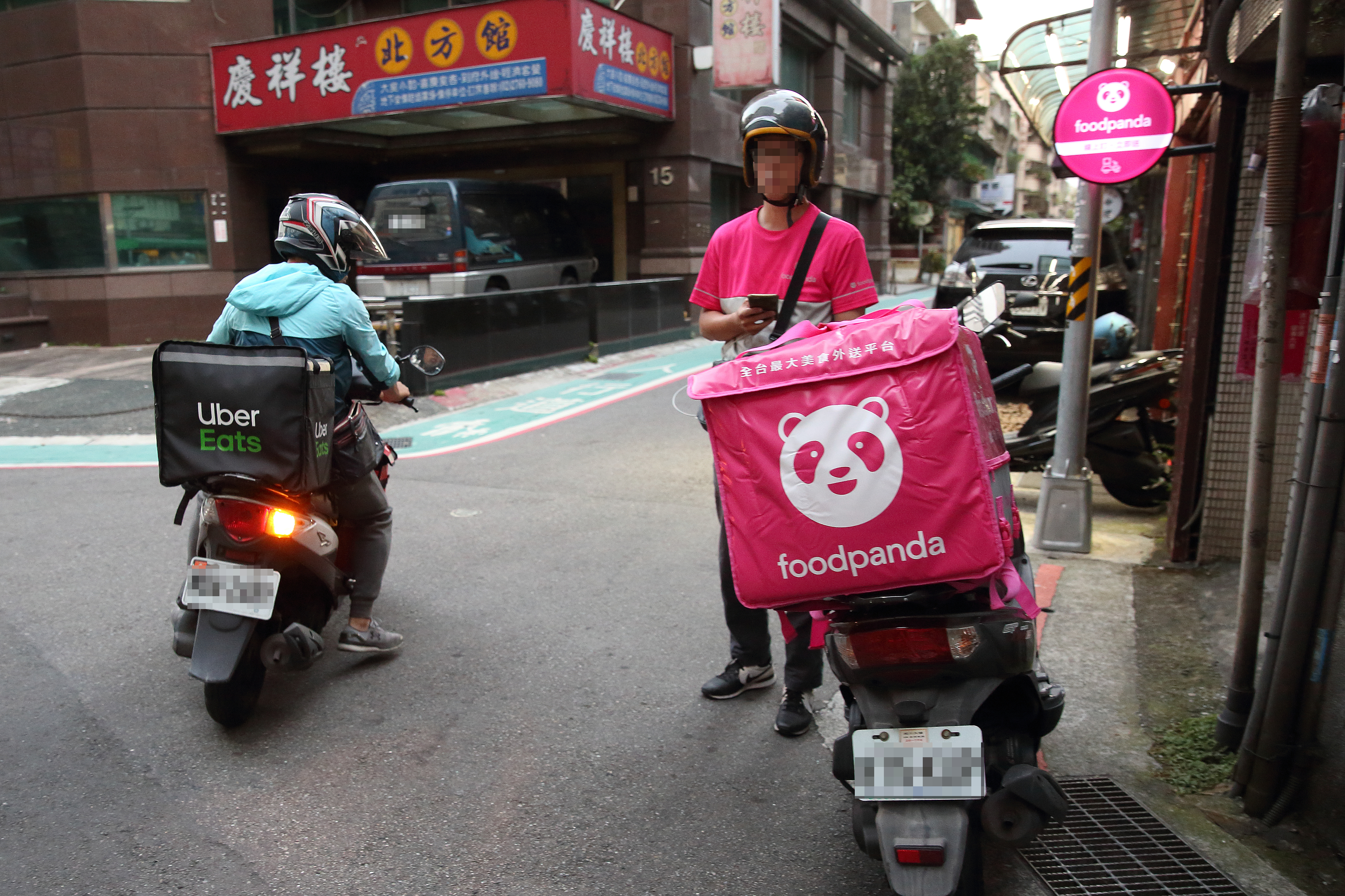 美食外送員近日意外頻傳，勞動部認定外送員與平台間為僱傭關係。圖為2大外送平台外送員。