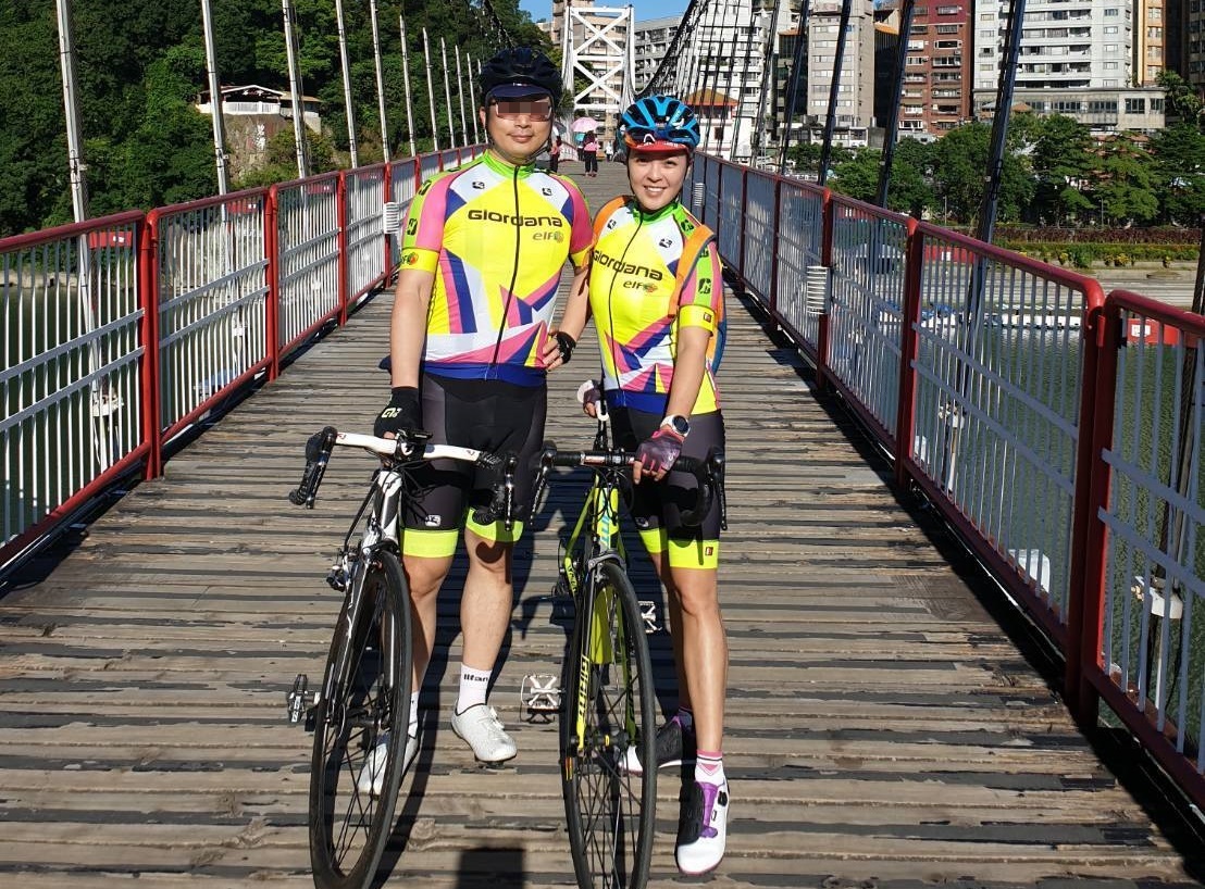 聯合醫院中興院區消化內科林姓醫師(左)被爆為了宣宣(右),斬斷和前女友的十多年感情。(翻攝自宣宣臉書)