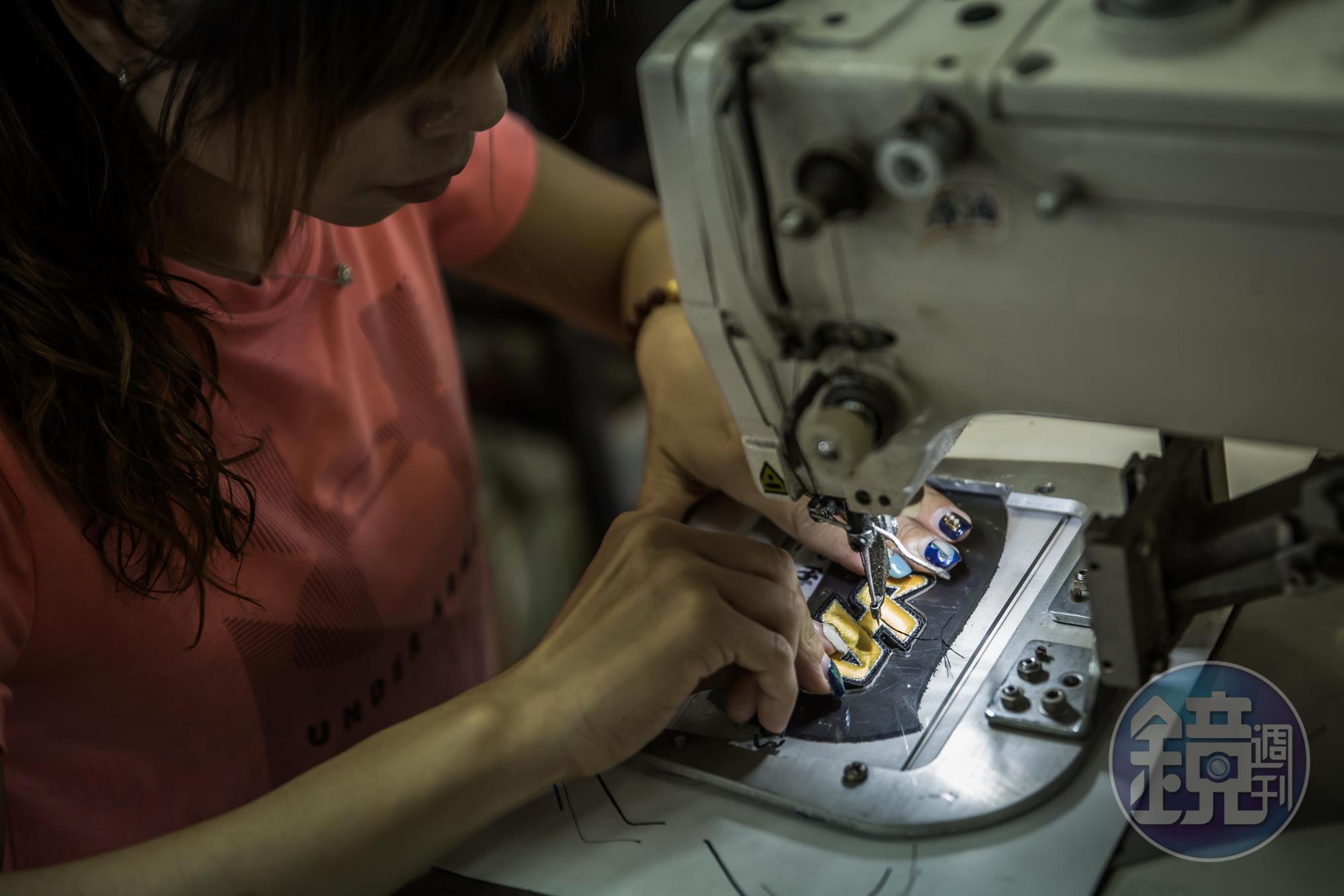 蘇文得的女兒除了擔任工廠會計，也會電繡、車縫等手工。