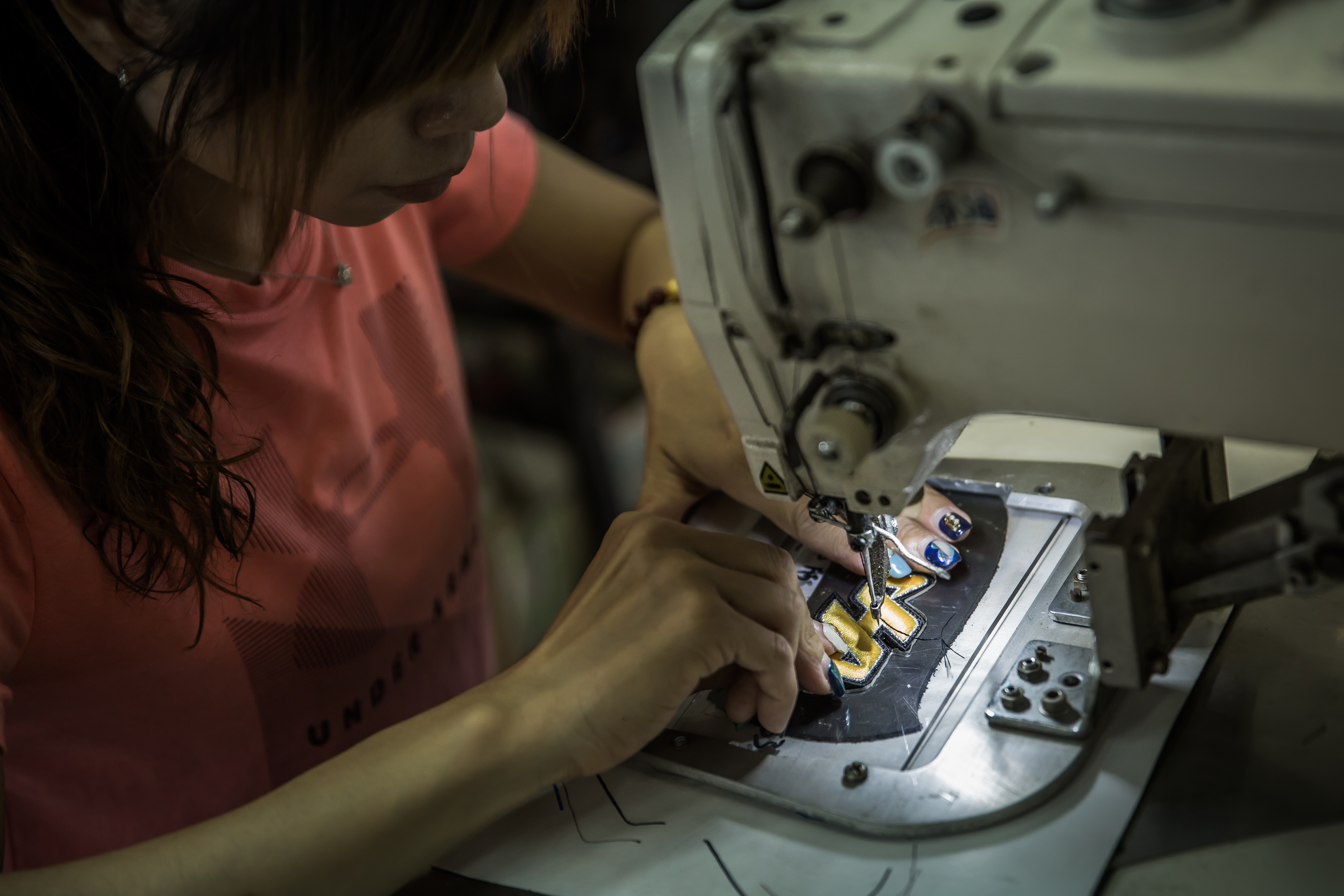蘇文得的女兒除了擔任工廠會計，也會電繡、車縫等手工。