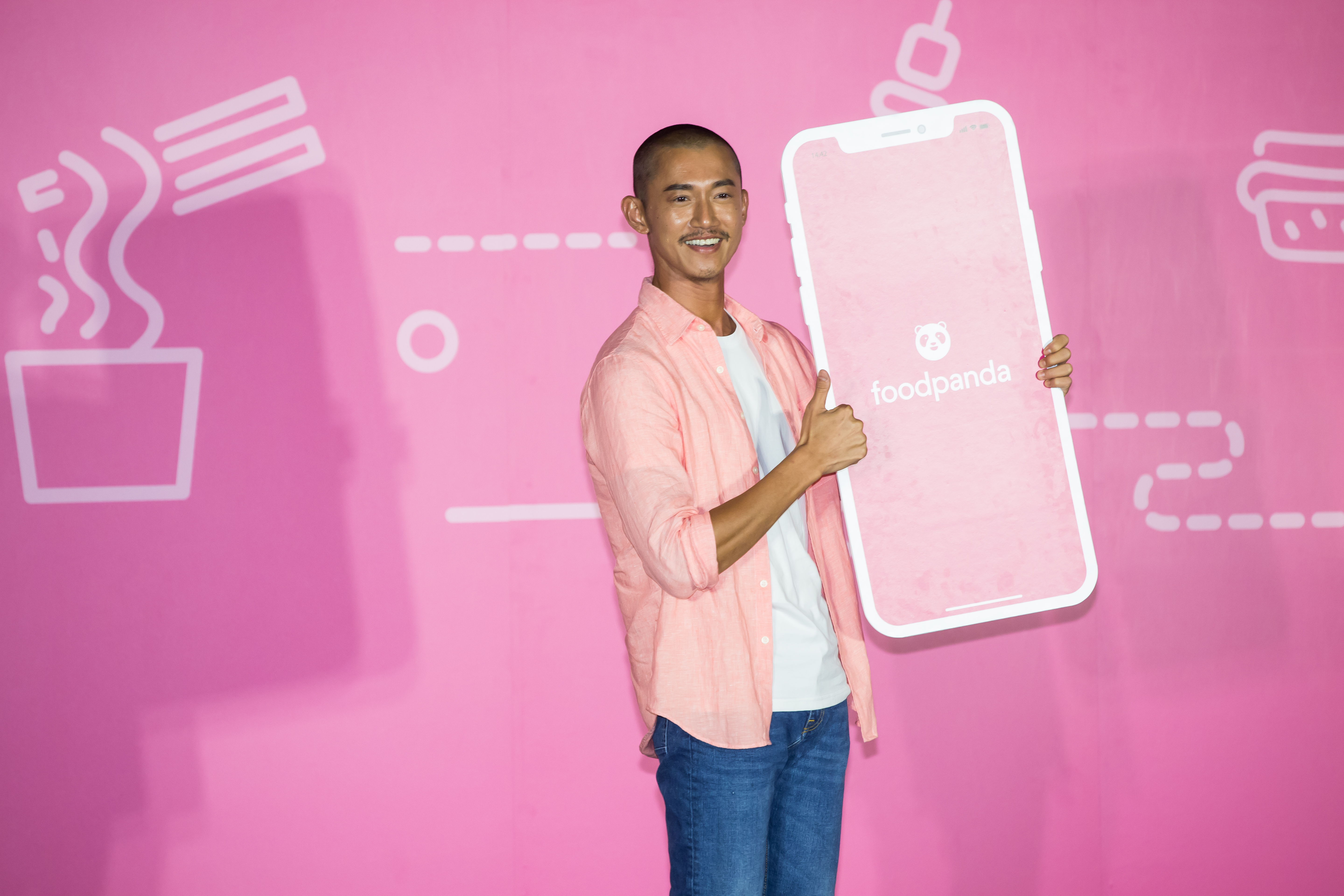 foodpanda代言人吳慷仁在臉書上表示希望顧客能對外送員多一份體諒。