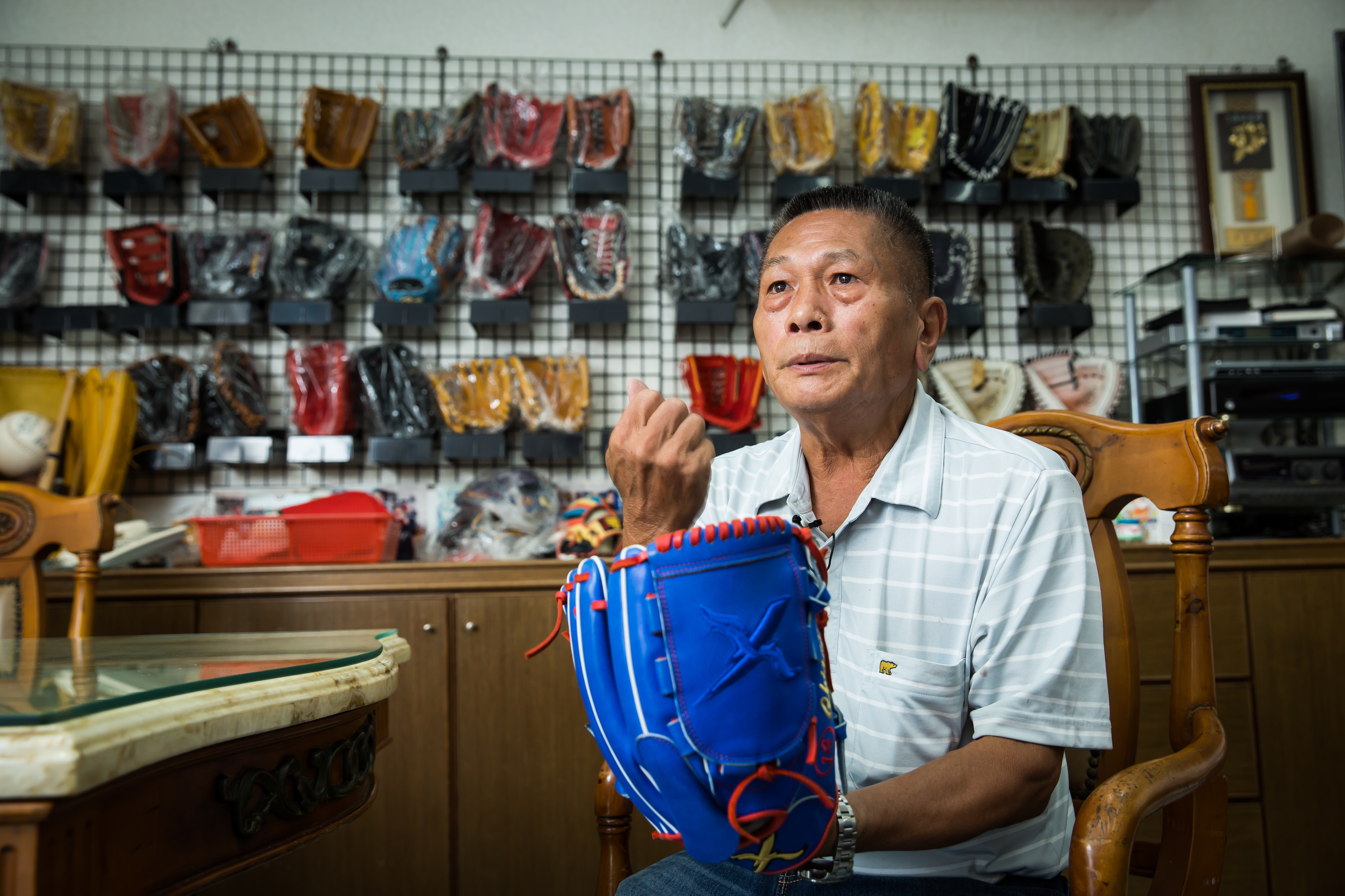 蘇文得做棒球手套一做50年，除了經驗累積的技術，還有靠誠信穩定接單。