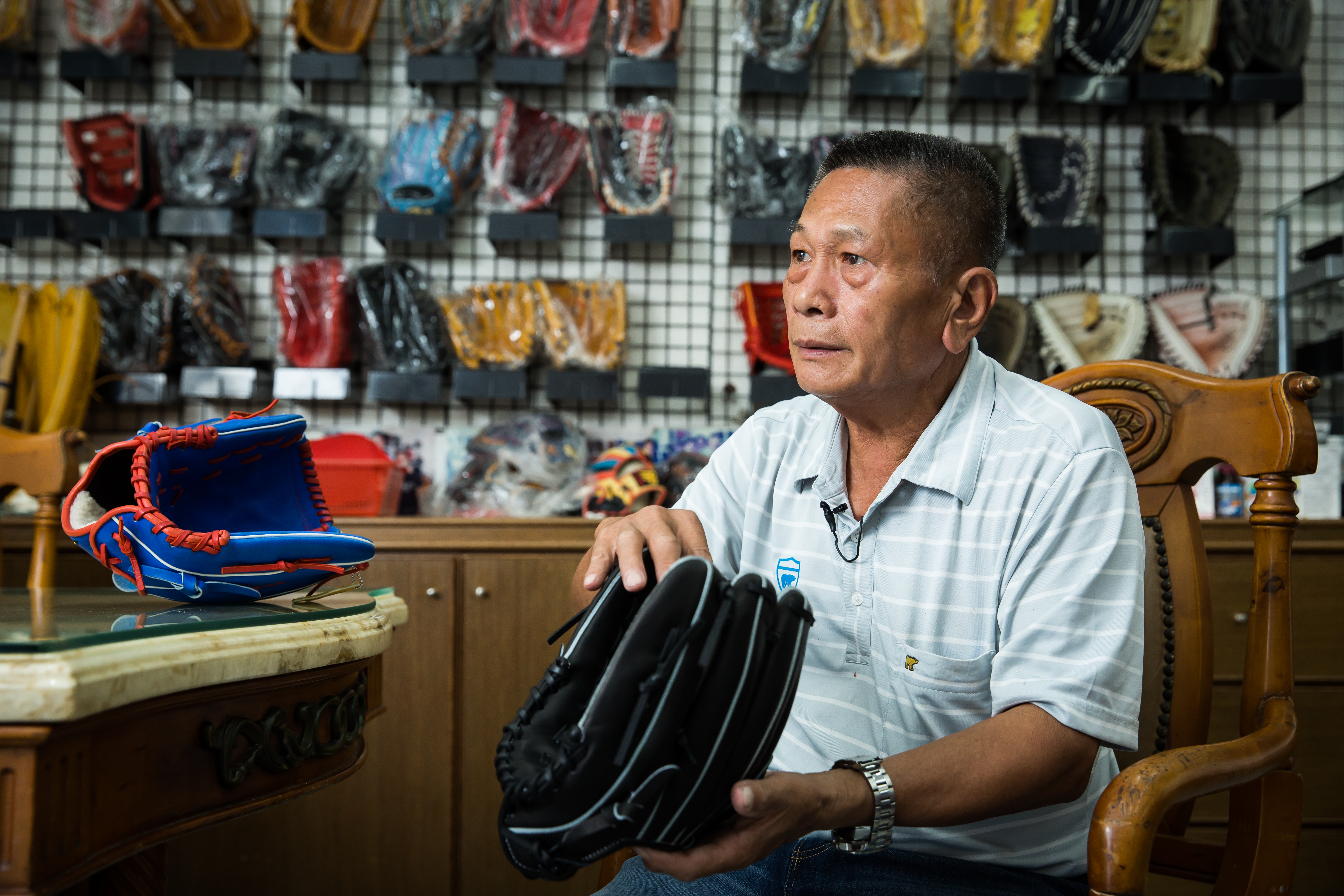 蘇文得說，日本和牛皮做的手套勇又輕還細緻，比女人皮膚還幼秀。