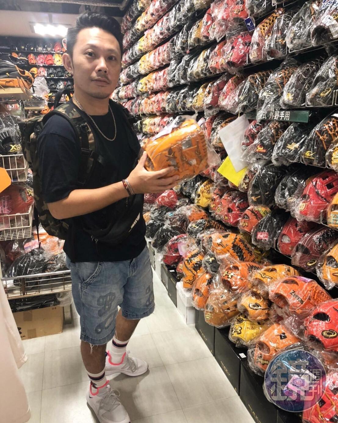 部落客湯揉兄弟，熟稔各家棒球手套，他對蘇文得師傅的麒琳工廠手工製造的棒球手套頗有好評。