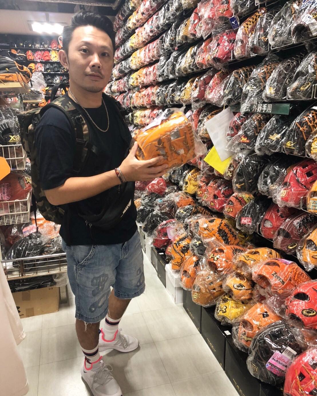 部落客湯揉兄弟，熟稔各家棒球手套，他對蘇文得師傅的麒琳工廠手工製造的棒球手套頗有好評。