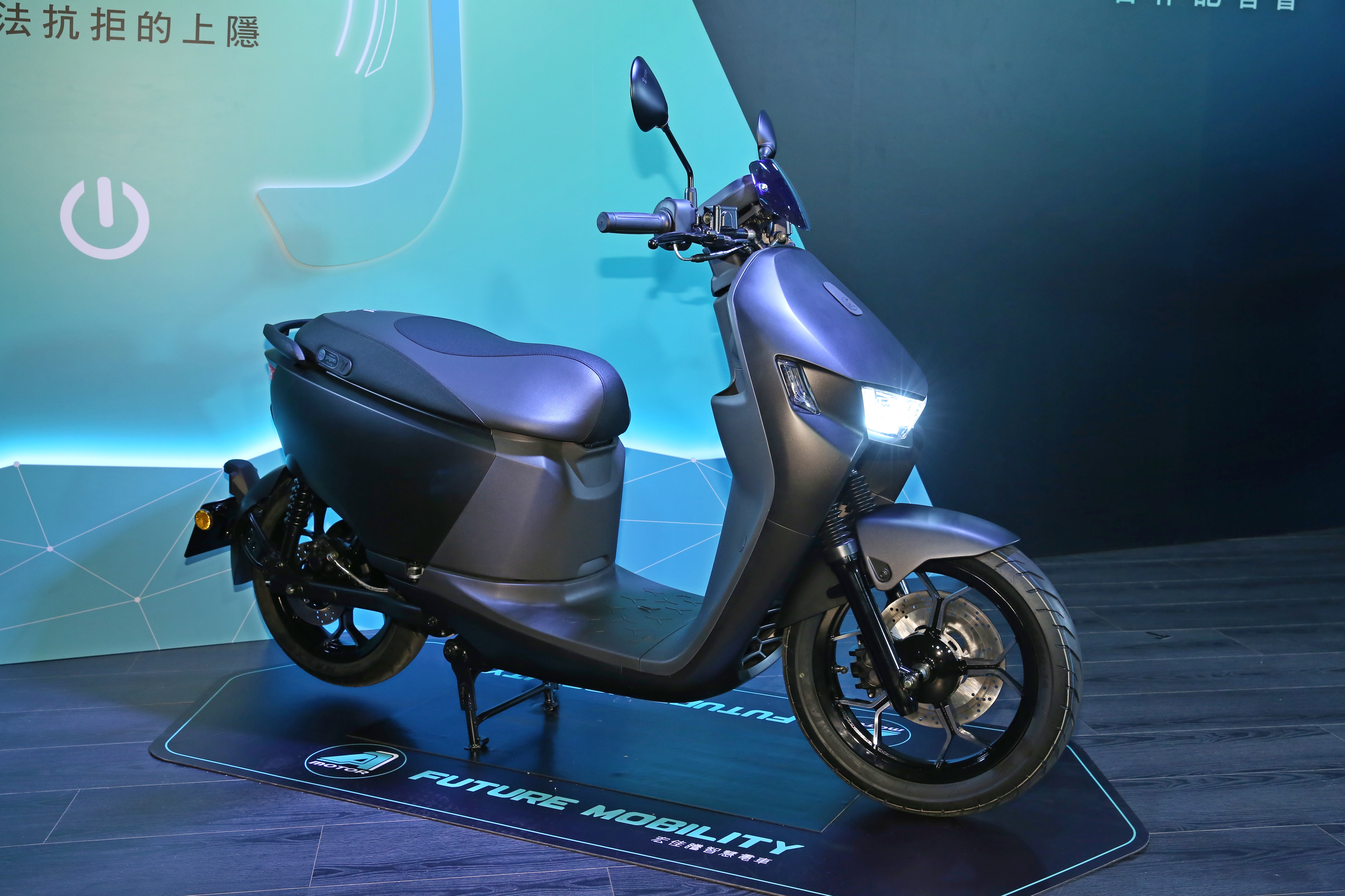 亞太電信攜手宏佳騰賣電動機車，綁門號最高折27,000元。