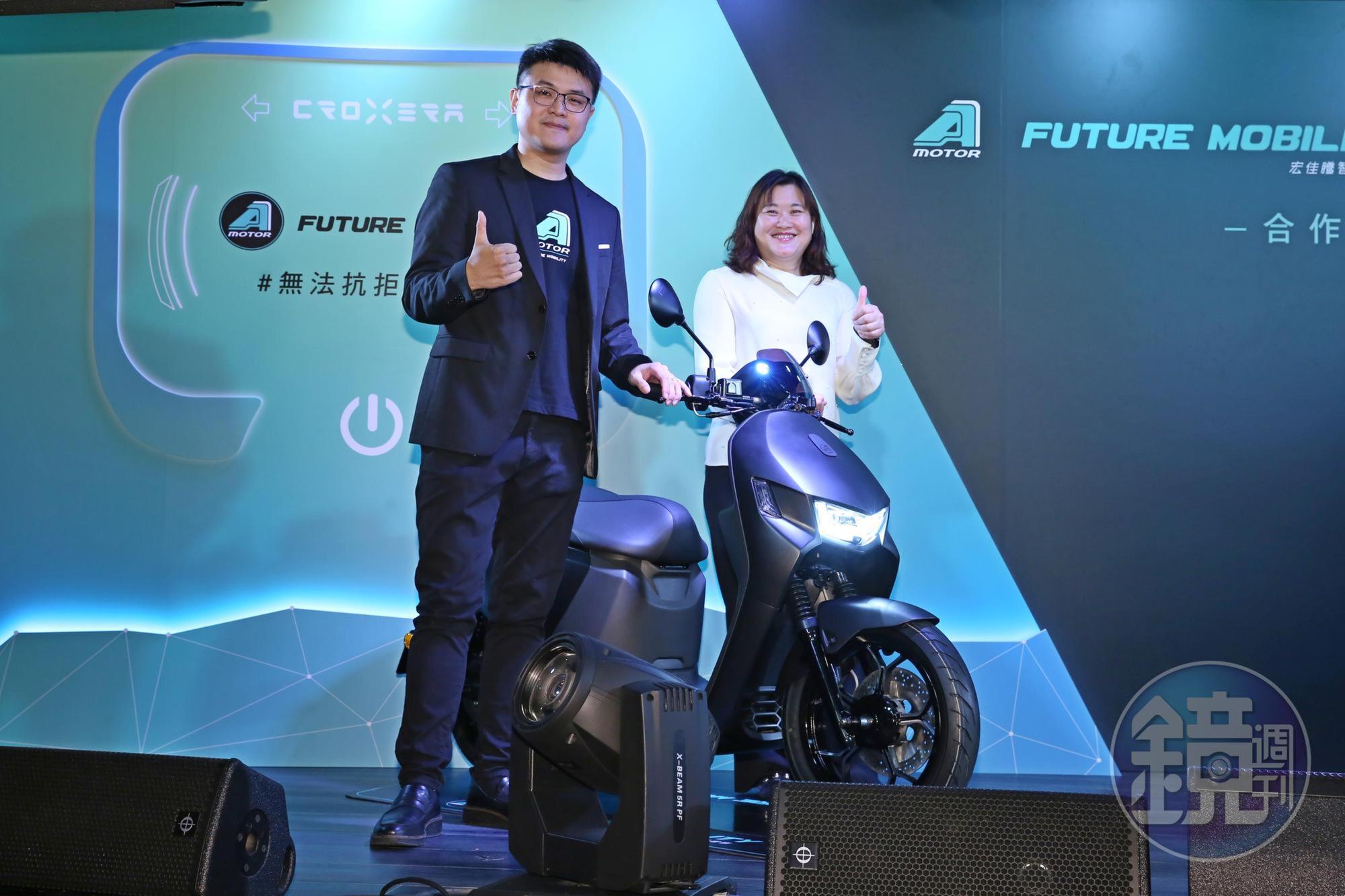 宏佳騰智慧電車執行長林東閔(左起)和亞太電信副總經理鄧美慧今同台宣布合作計畫。