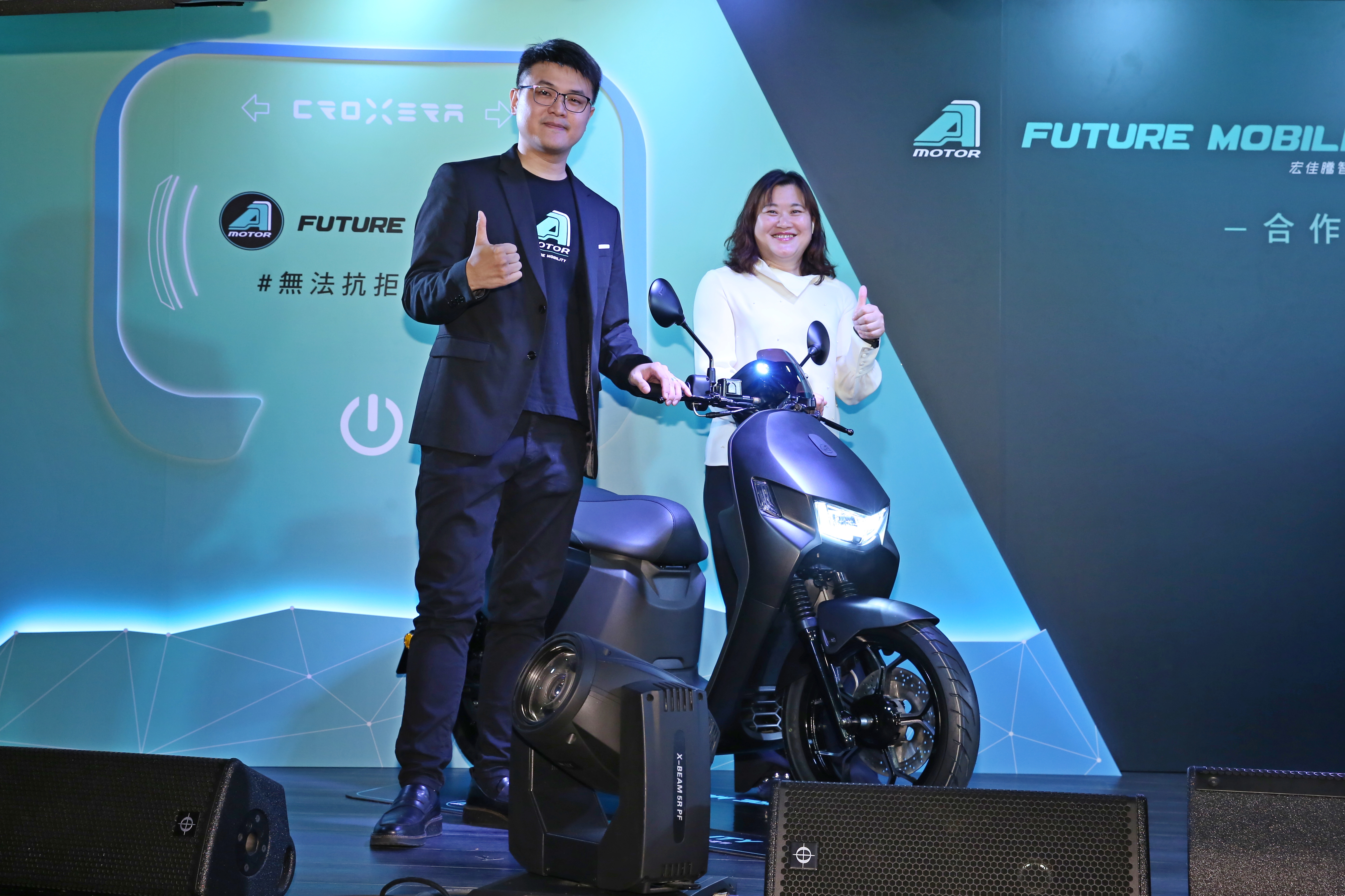 宏佳騰智慧電車執行長林東閔（左起）和亞太電信副總經理鄧美慧今同台宣布合作計畫。