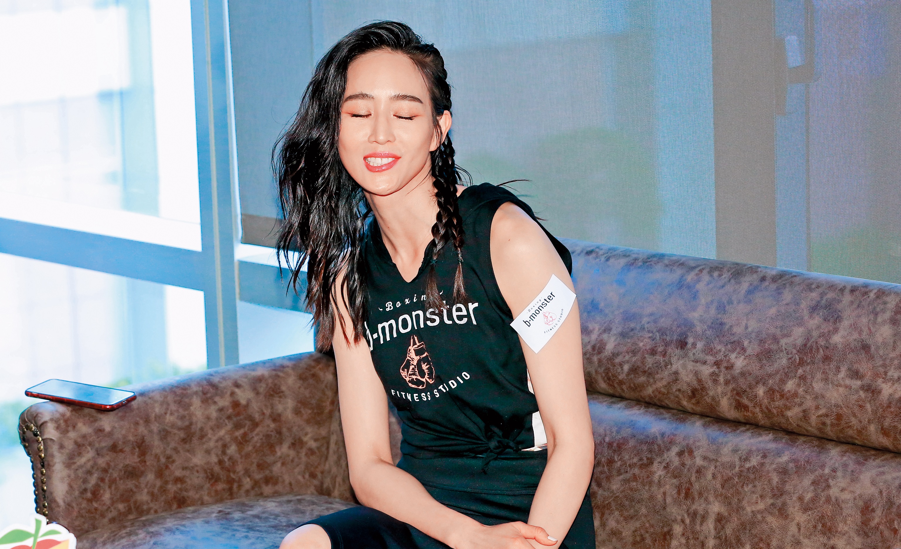 張鈞甯雖然聊媽媽時非常委曲，但還是打起精神，受訪時盡量陪笑，敬業精神相當感人。