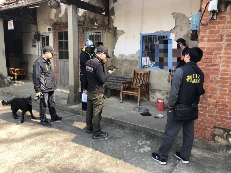 苗栗縣通霄鎮一對邱姓叔姪去年3月間被愛狗人士發現以山豬吊鋼索殘忍設陷阱捕狗，轉賣後供人食用，警方上門查緝。（讀者提供）