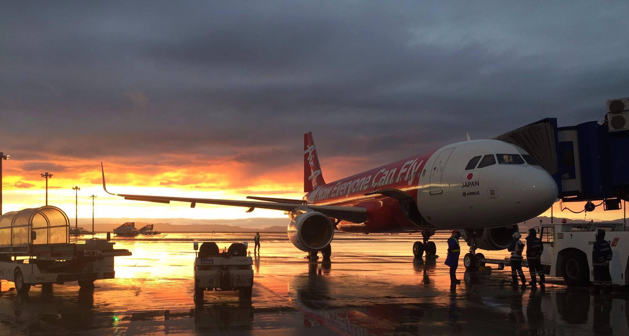 亞洲航空從瀕臨破產的公司，搖身一變成為亞洲廉航霸主，連10年被評選為世界上最好的廉價航空。（翻攝自亞航臉書）