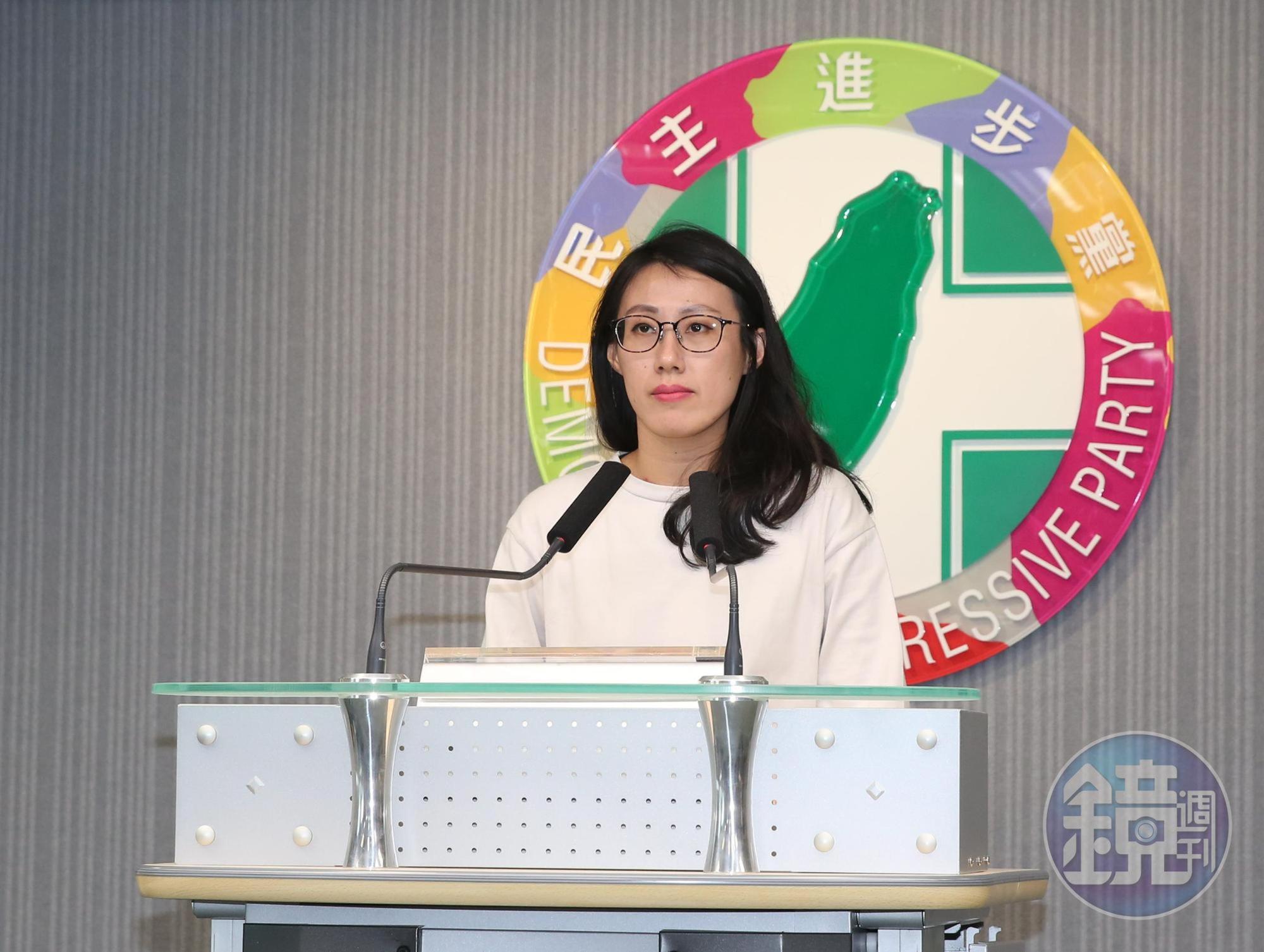 民進黨發言人李明俐尷尬宣布中執會因人數不足流會。