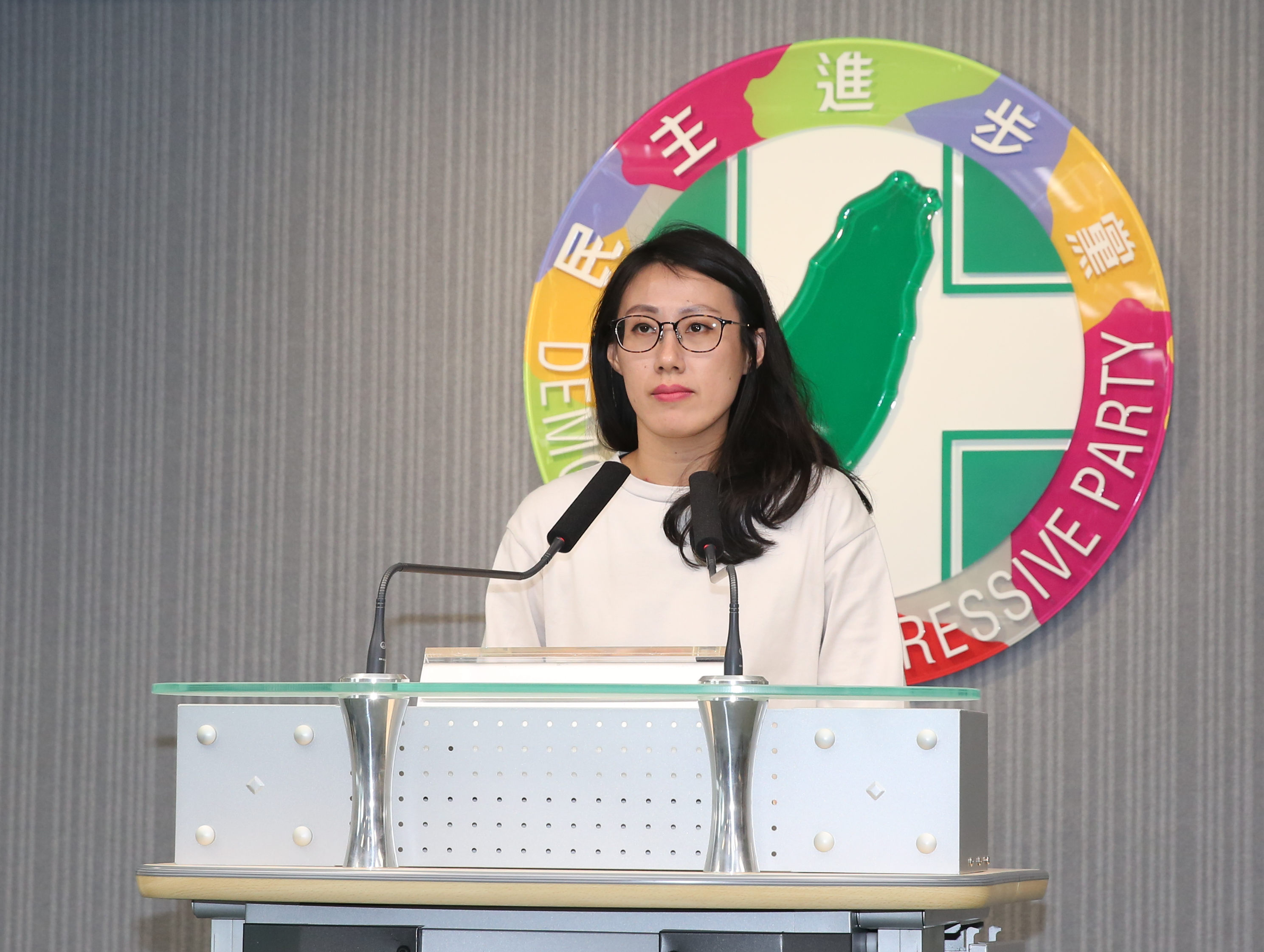 民進黨發言人李明俐尷尬宣布中執會因人數不足流會。