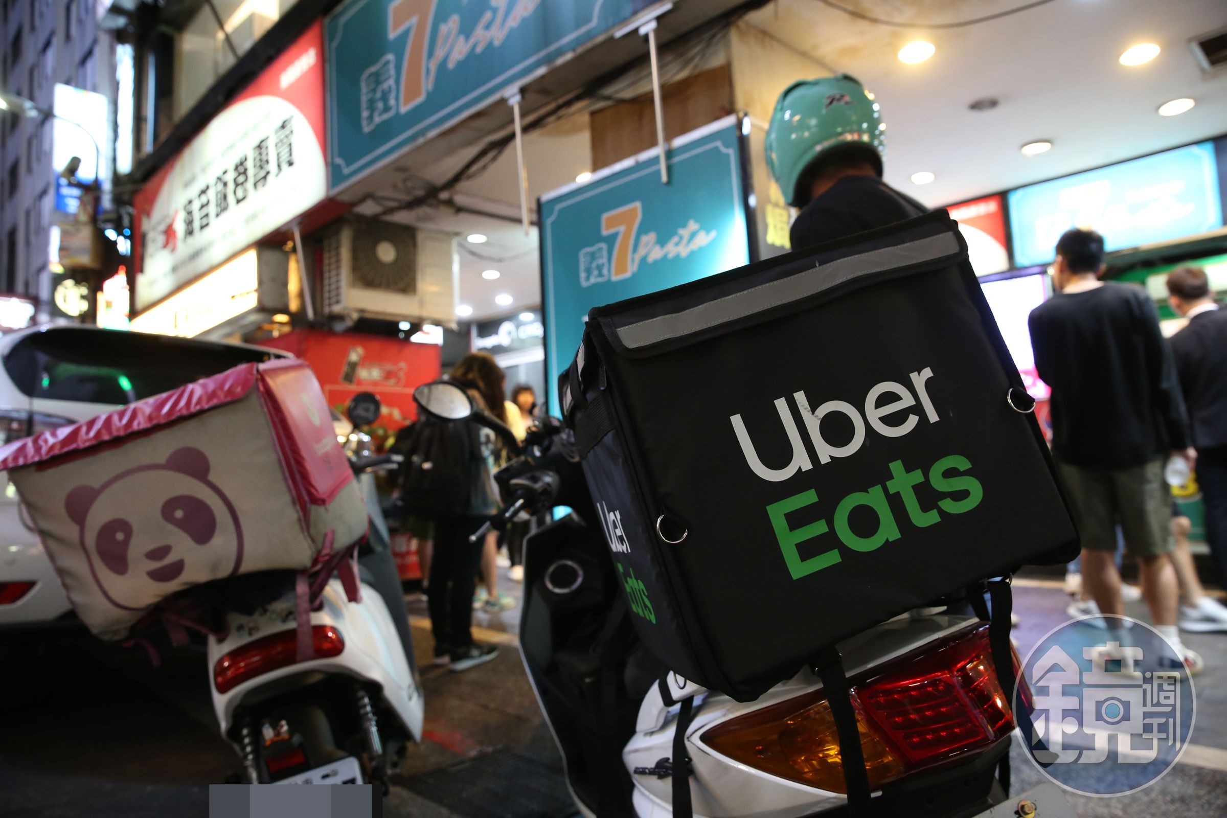 104人力銀行公布曾擔任外送員的會員資料指出，其中有將近半數具有大學學歷。