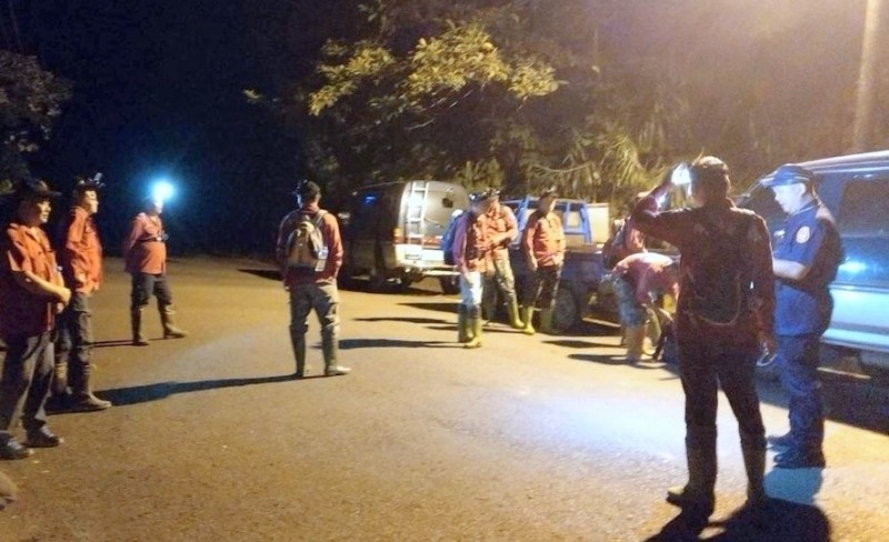 南投縣消防局人員漏夜前往鹿谷鳳凰山之「鳳凰眼」救人情形。(消防局提供)