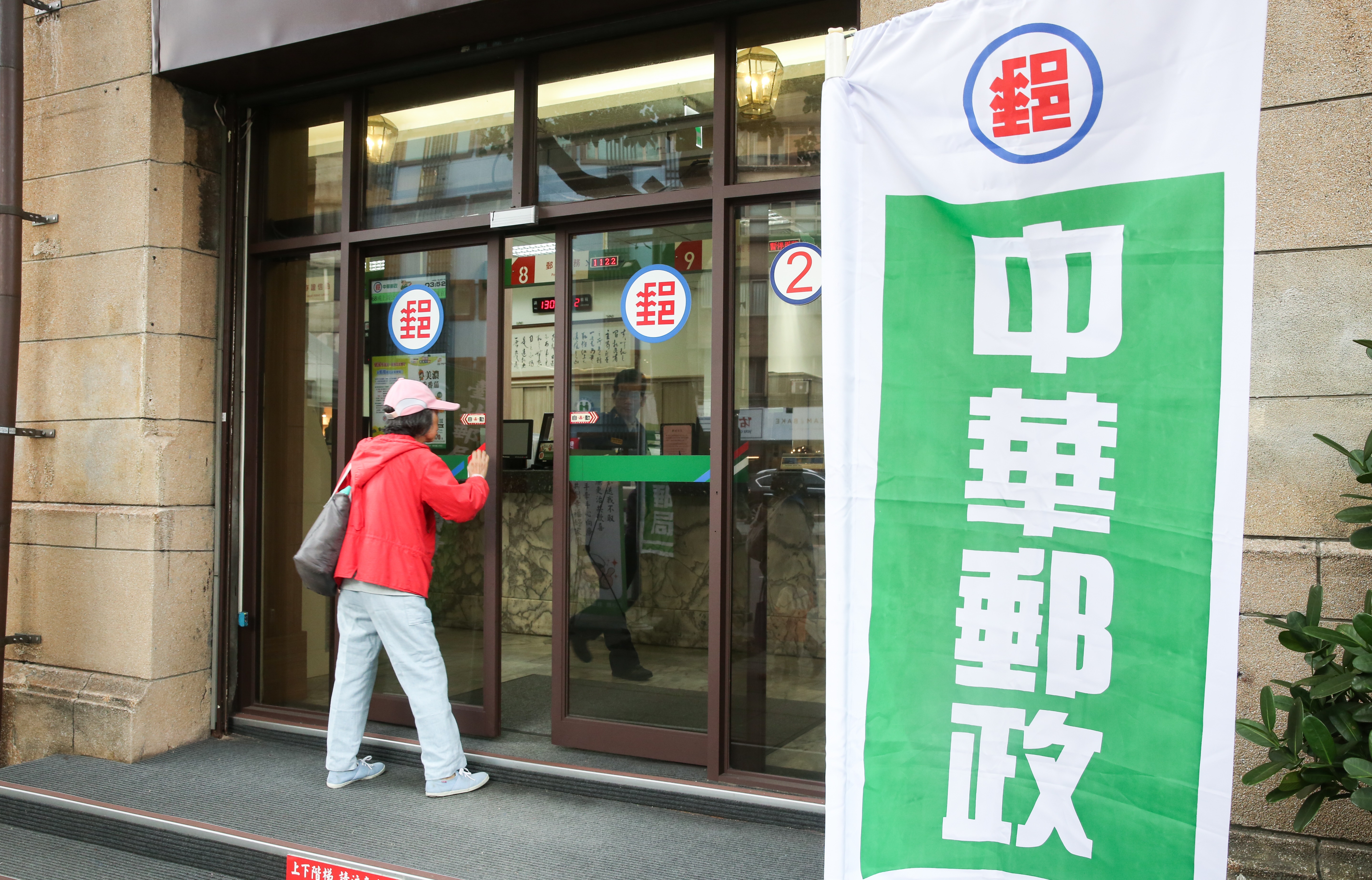 11月起全台有6處郵局將調整營業時間，服務時間改從中午12點至晚上7點半，圖為示意圖。