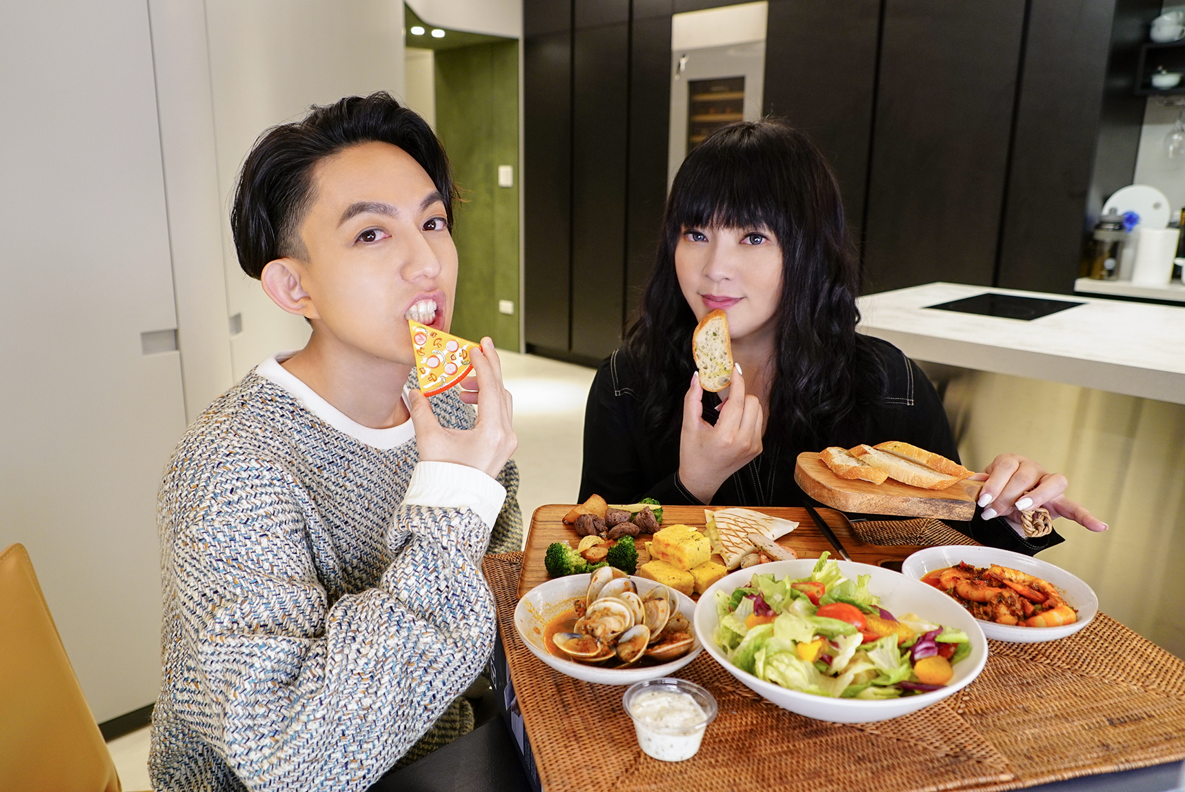 林宥嘉在臉書與國師唐綺陽直播。（華研國際提供）