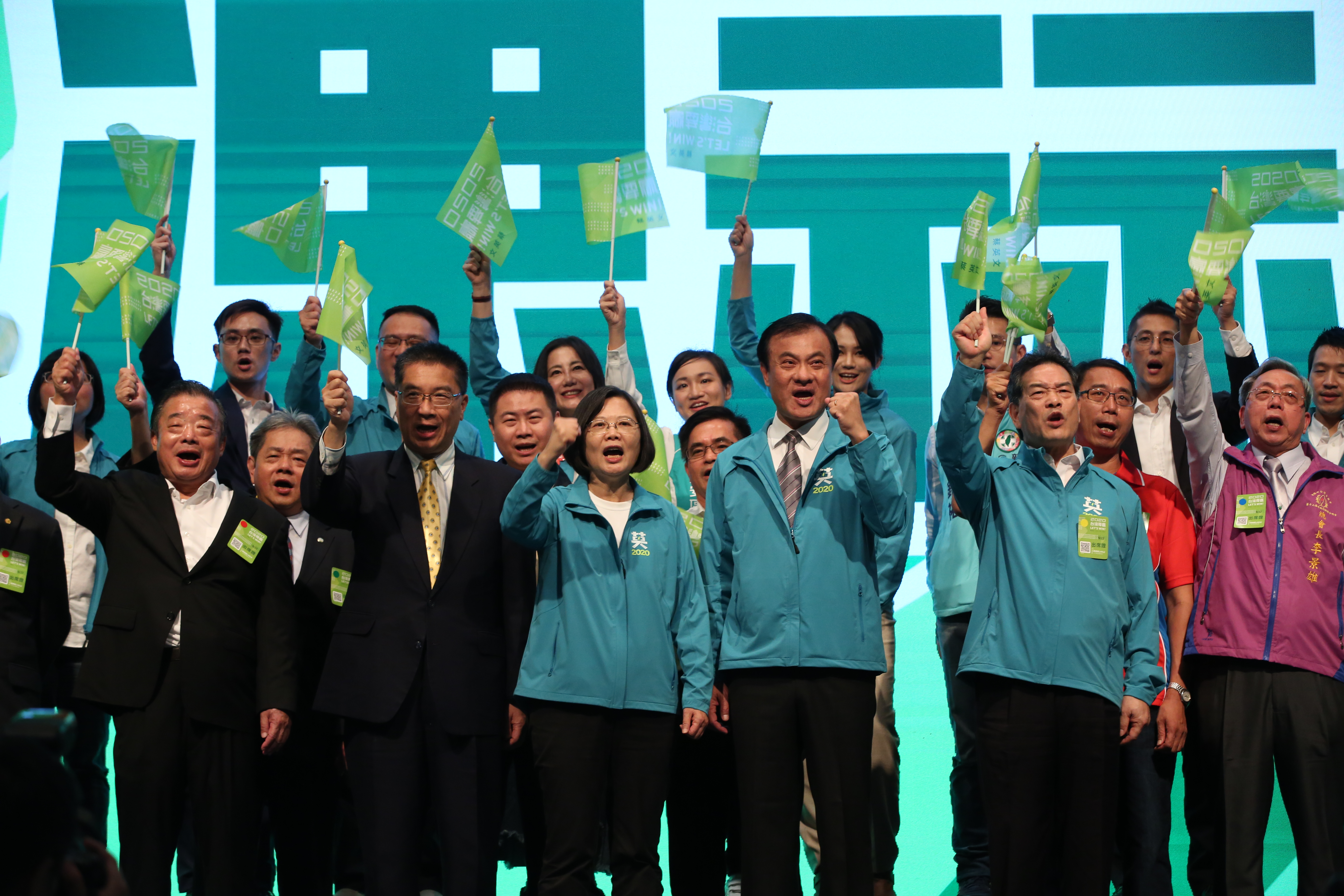 民進黨中執會今流會，導致不分區提名委員會無法成立，黨內大老呼籲蔡英文介入。